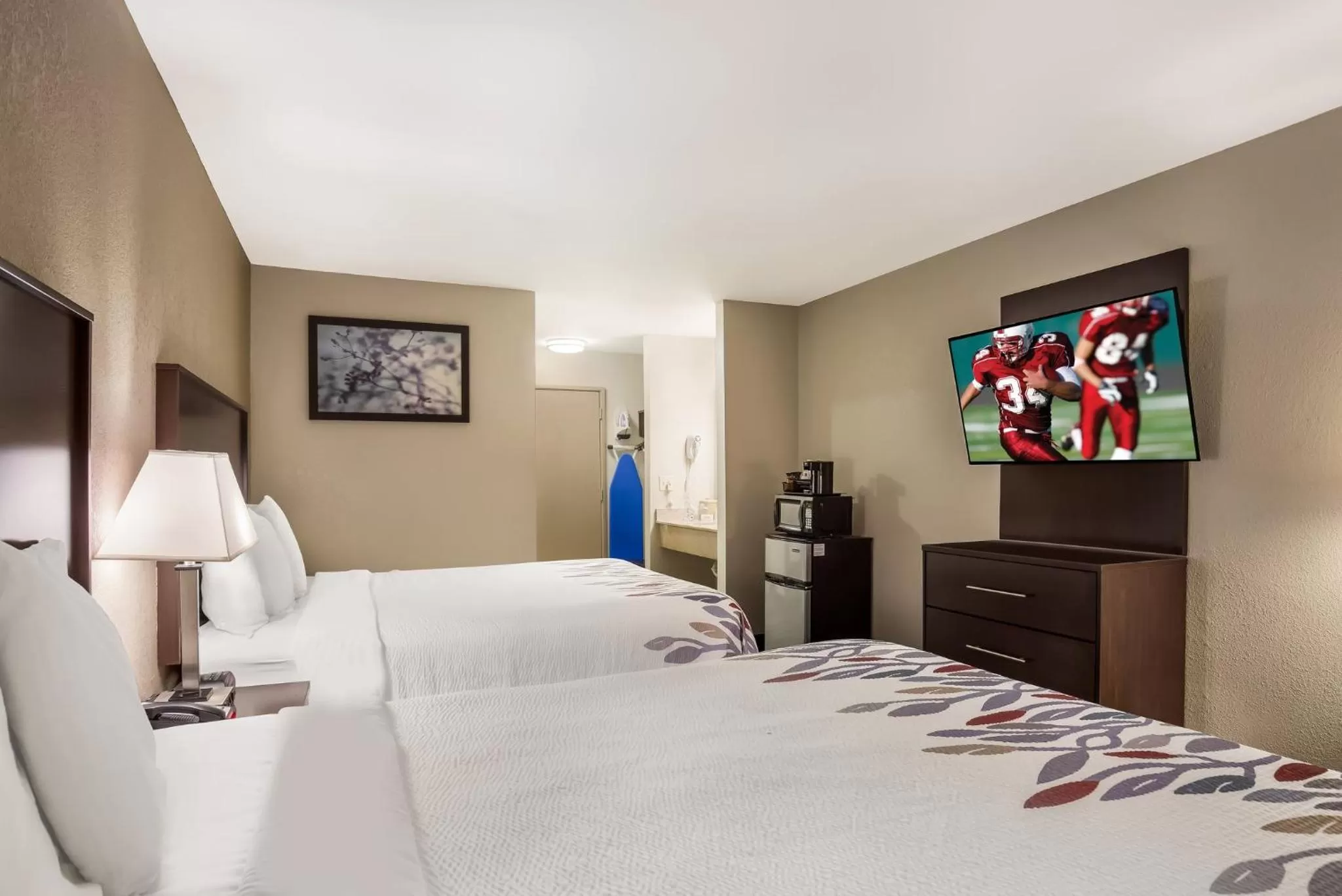 Photo of the whole room, Bed in Red Roof Inn Allentown South