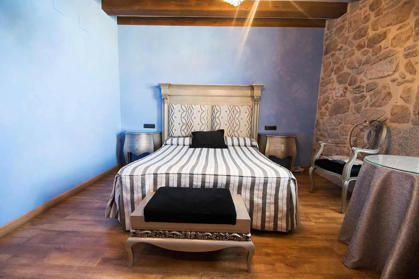 Shower, Bed in Posada Doña Urraca