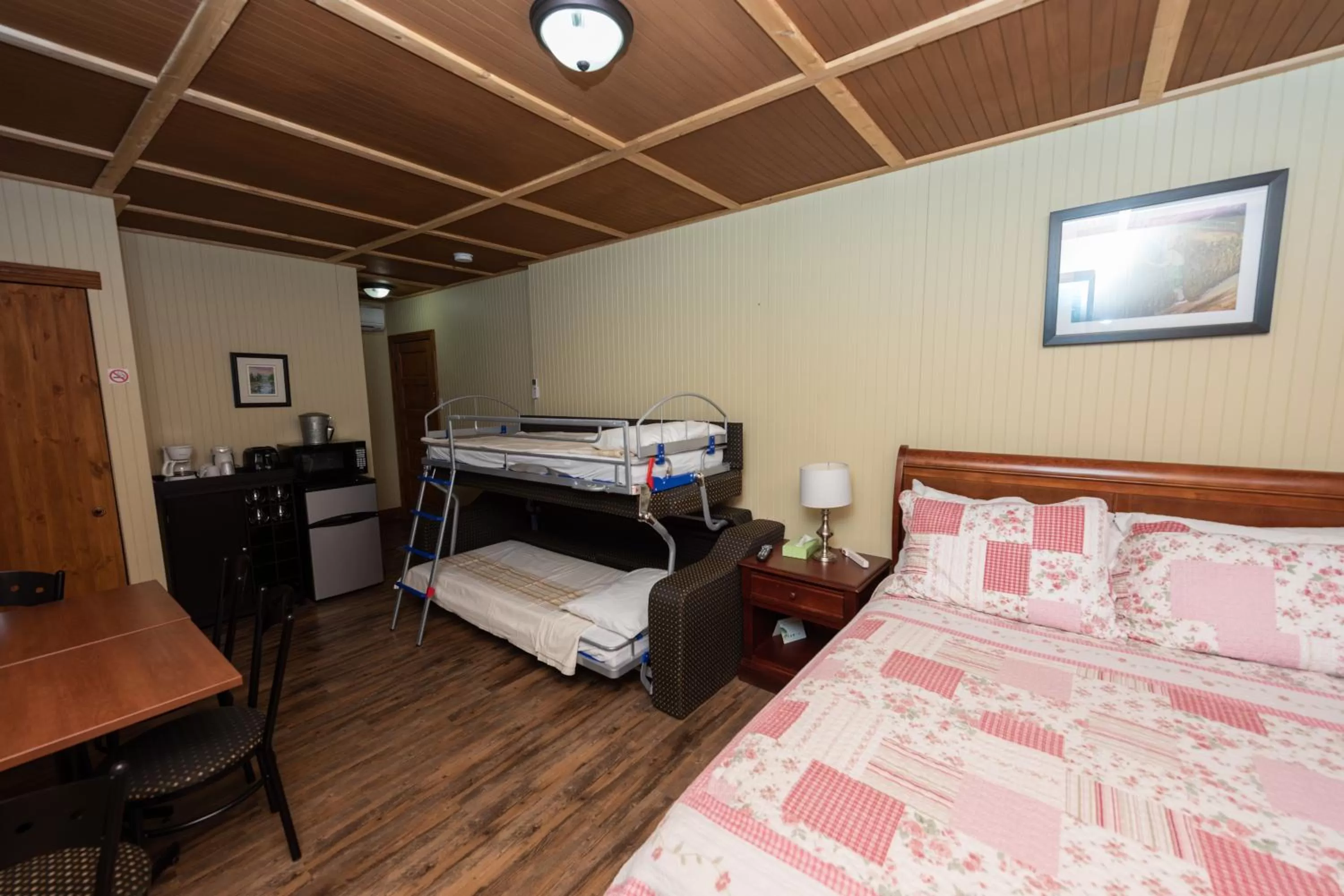 Photo of the whole room, Bed in Auberge Le Four à Pain