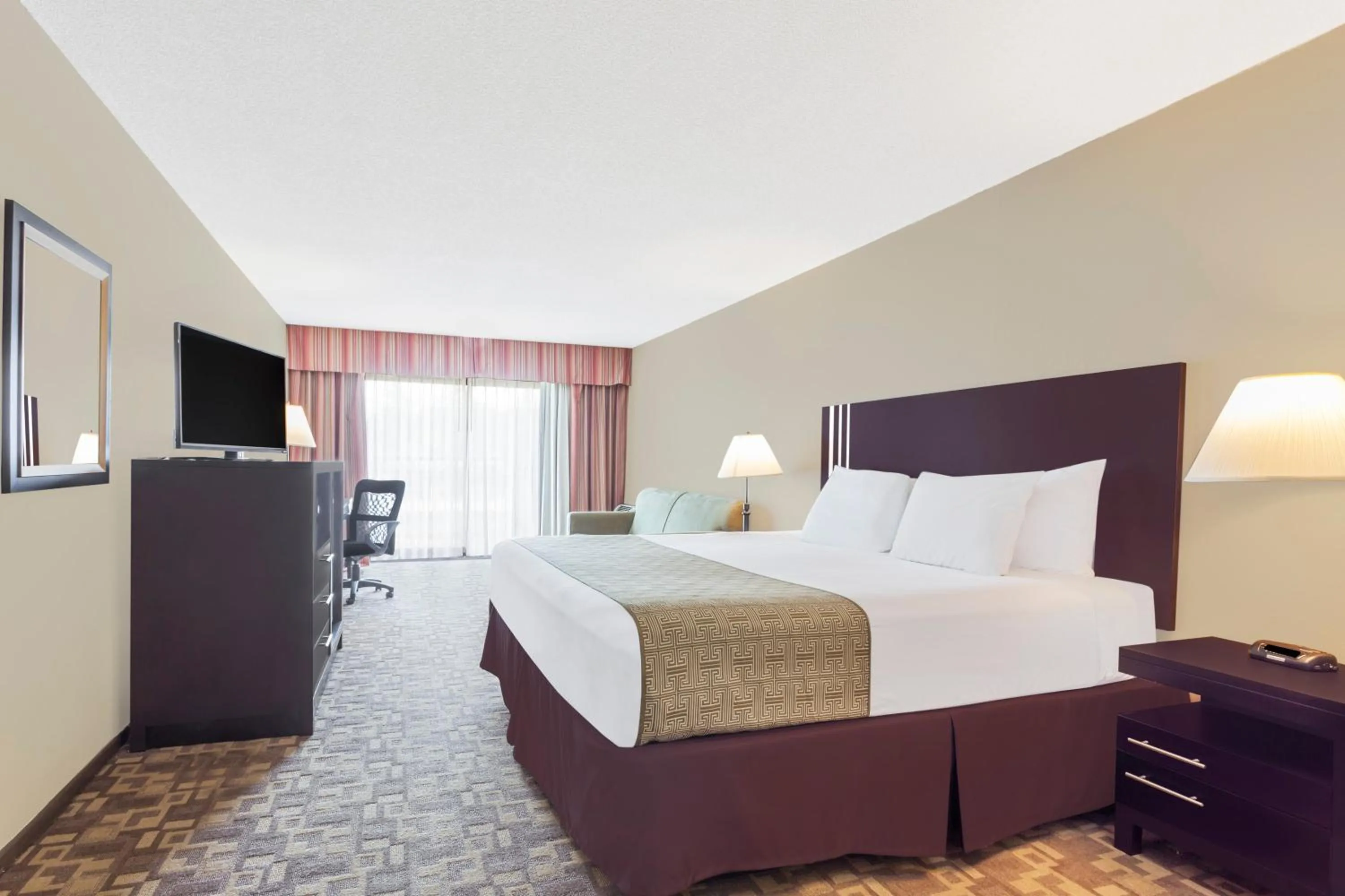 Photo of the whole room, Bed in Days Inn By Wyndham Bellingham WA