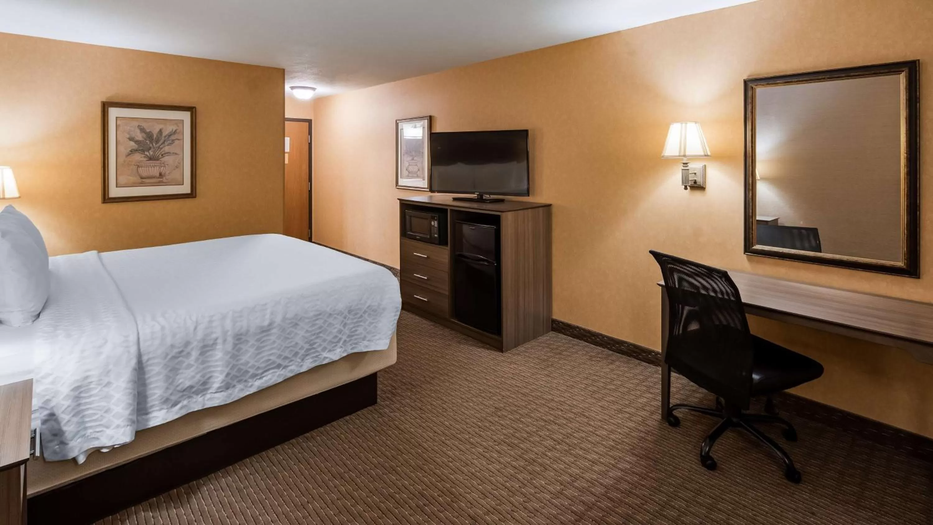 Photo of the whole room, Bed in Best Western Plus North Canton Inn & Suites