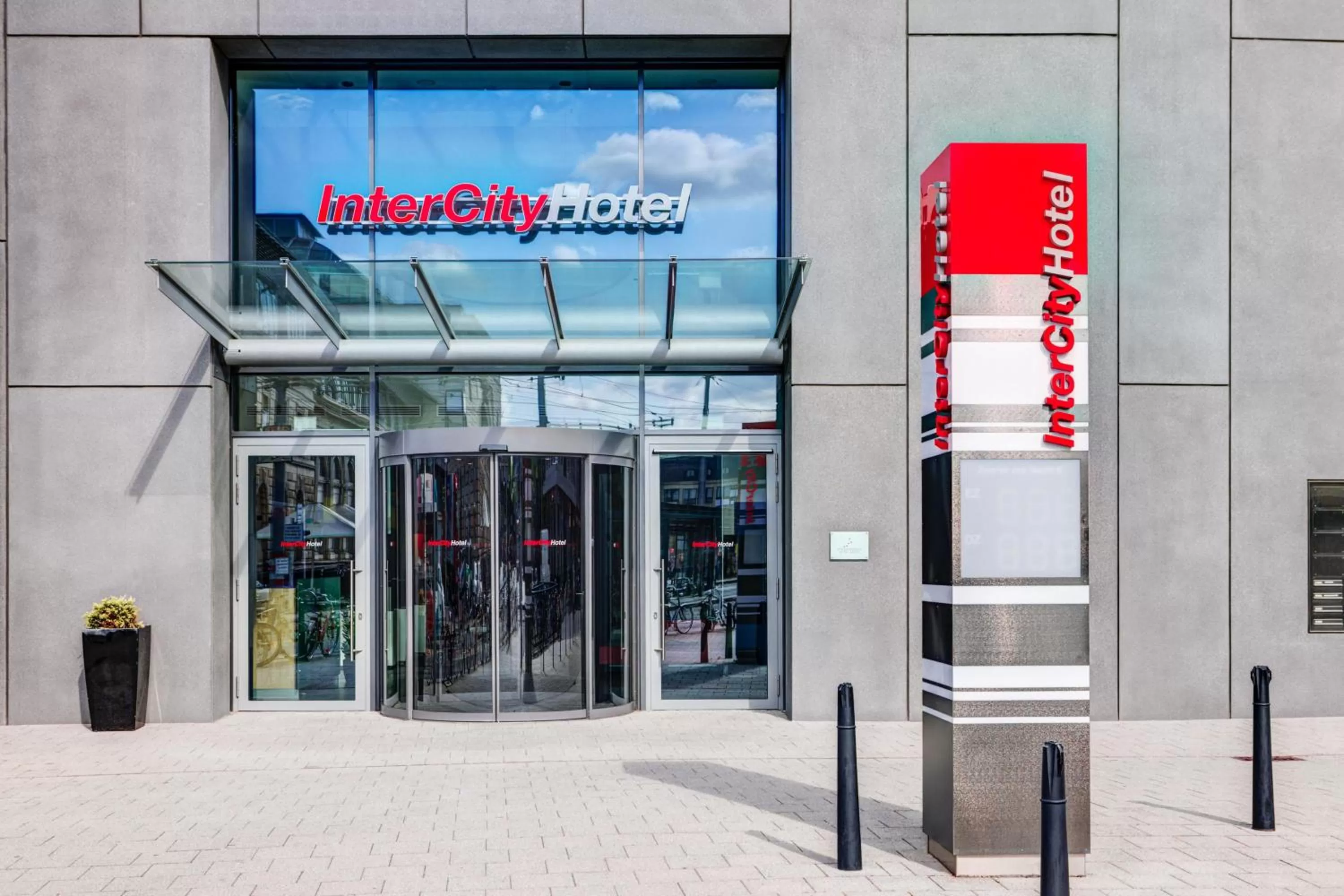 Facade/entrance in IntercityHotel Mannheim