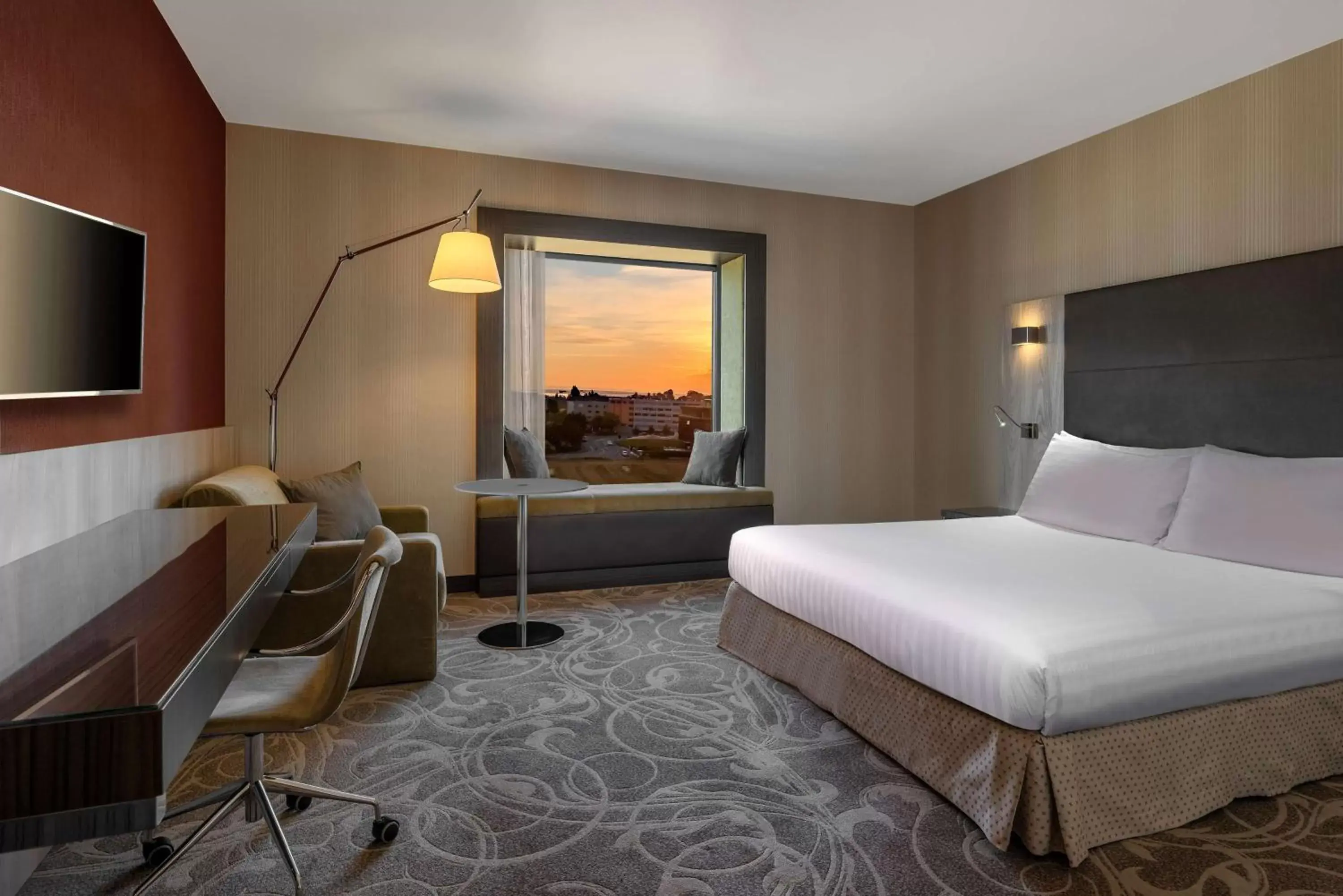Deluxe King Room in Hilton Geneva Hotel and Conference Centre Deluxe King Room in Hilton Geneva Hotel and Conference Centre