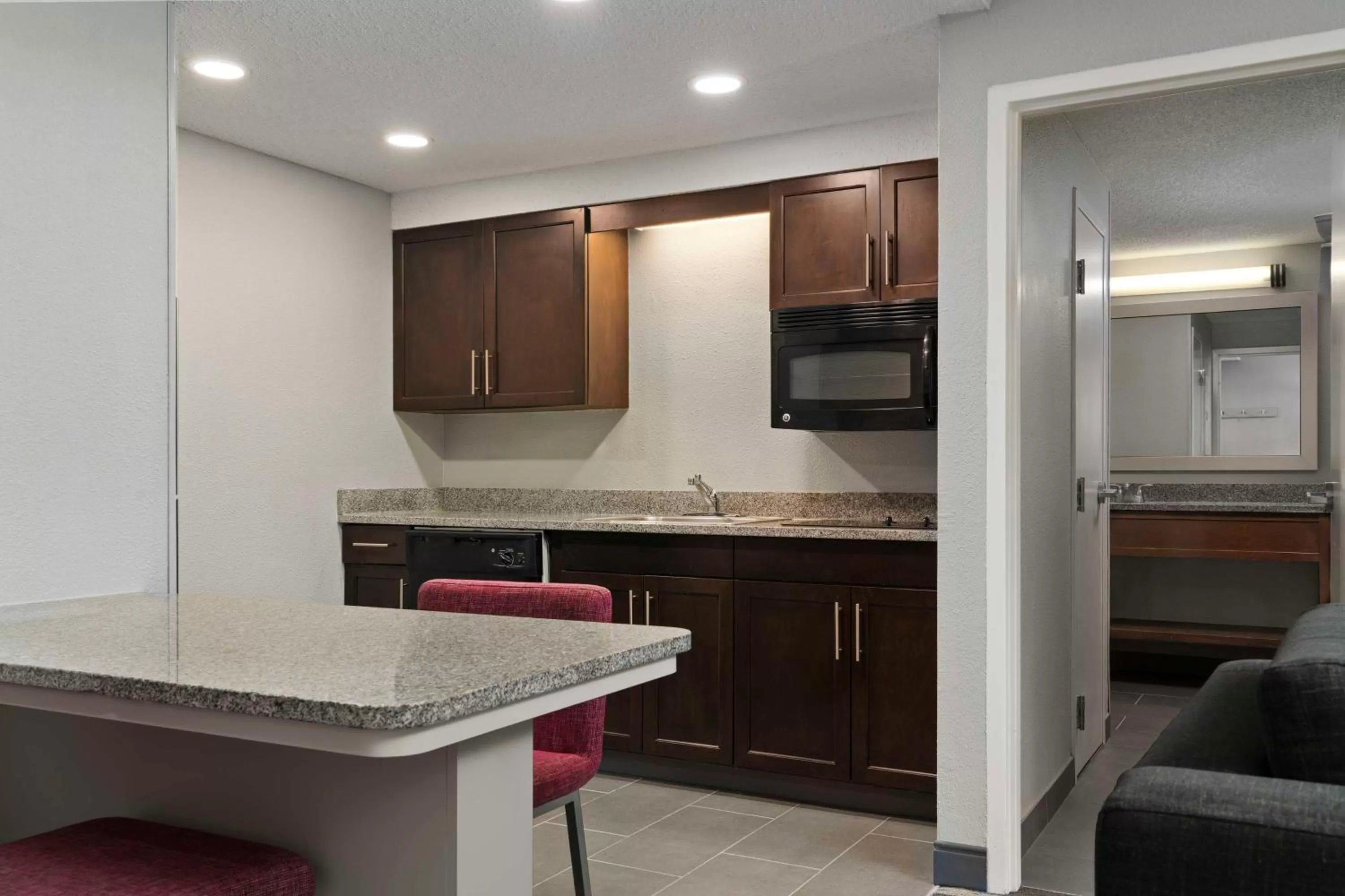 Kitchen or kitchenette in Hampton Inn & Suites Newport News-Airport - Oyster Point Area