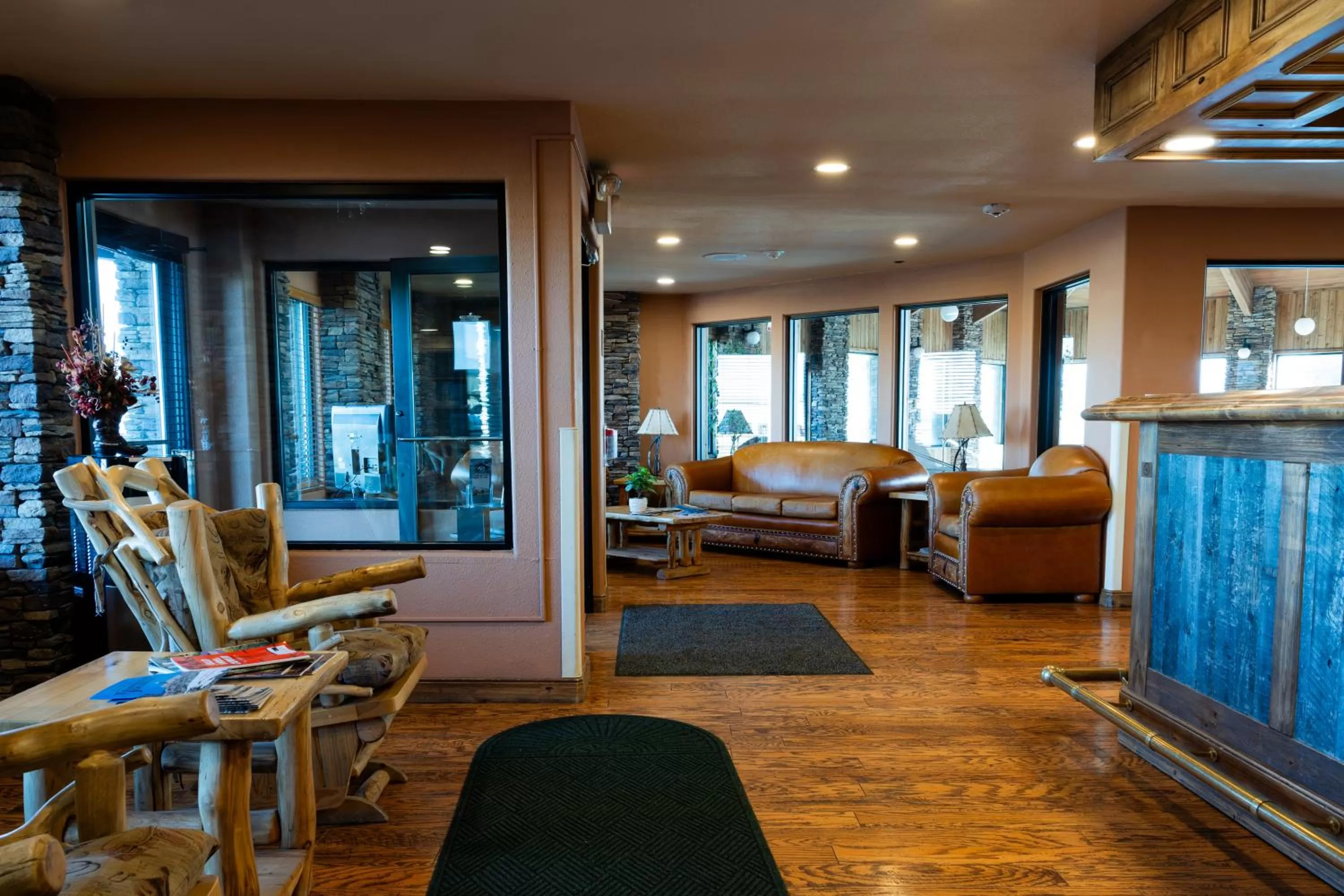 Communal lounge/ TV room in Pinedale Hotel & Suites