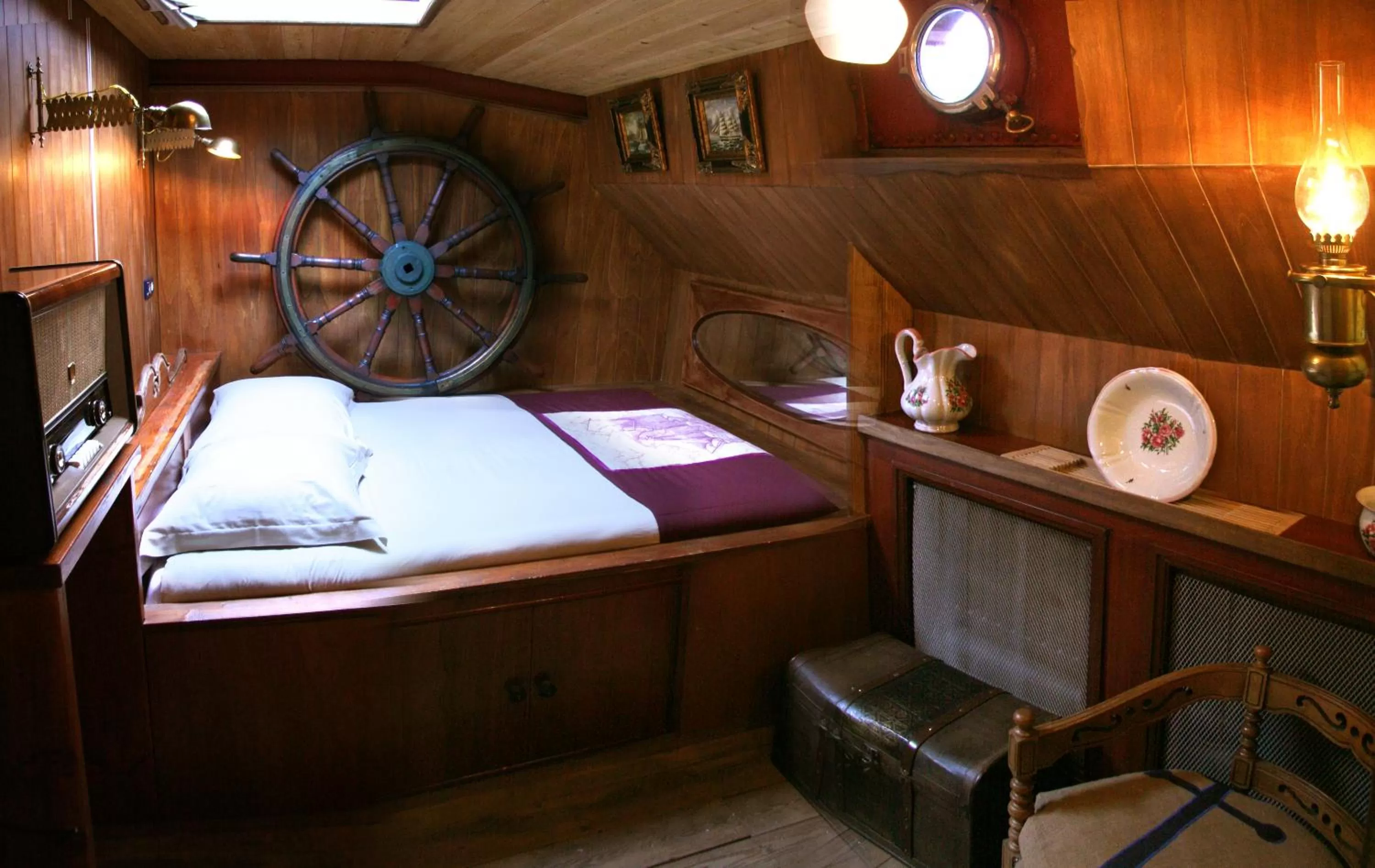 Photo of the whole room, Bed in Boat 'Opoe Sientje'
