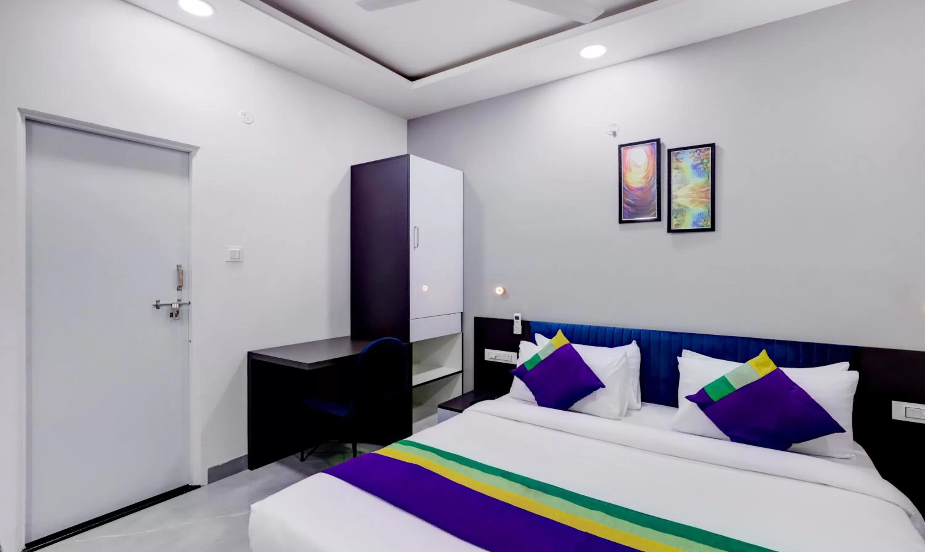 Bedroom, Bed in Treebo Finesta Suites, Nagpur Airport
