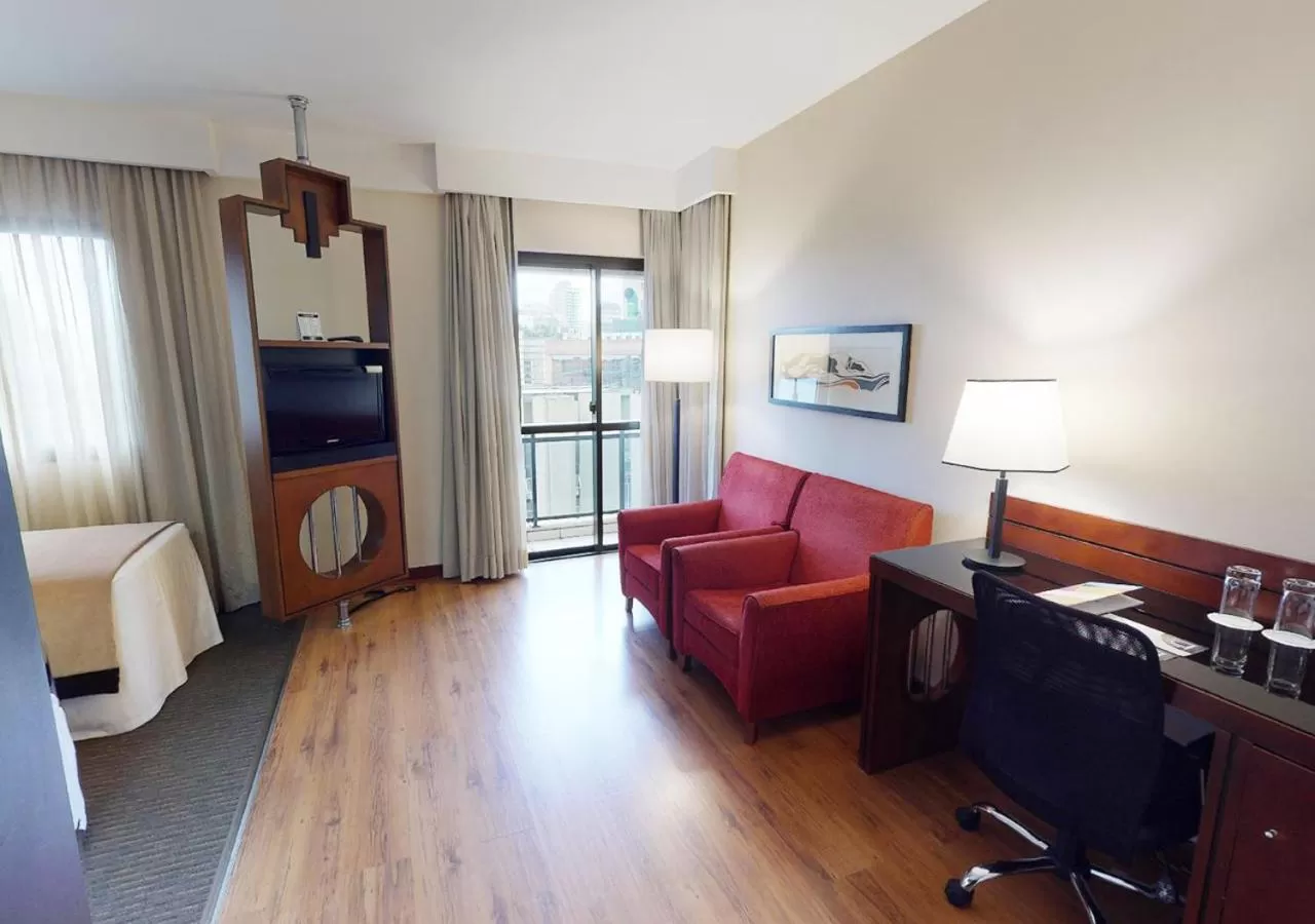 Communal lounge/ TV room in Estanplaza Funchal Faria Lima