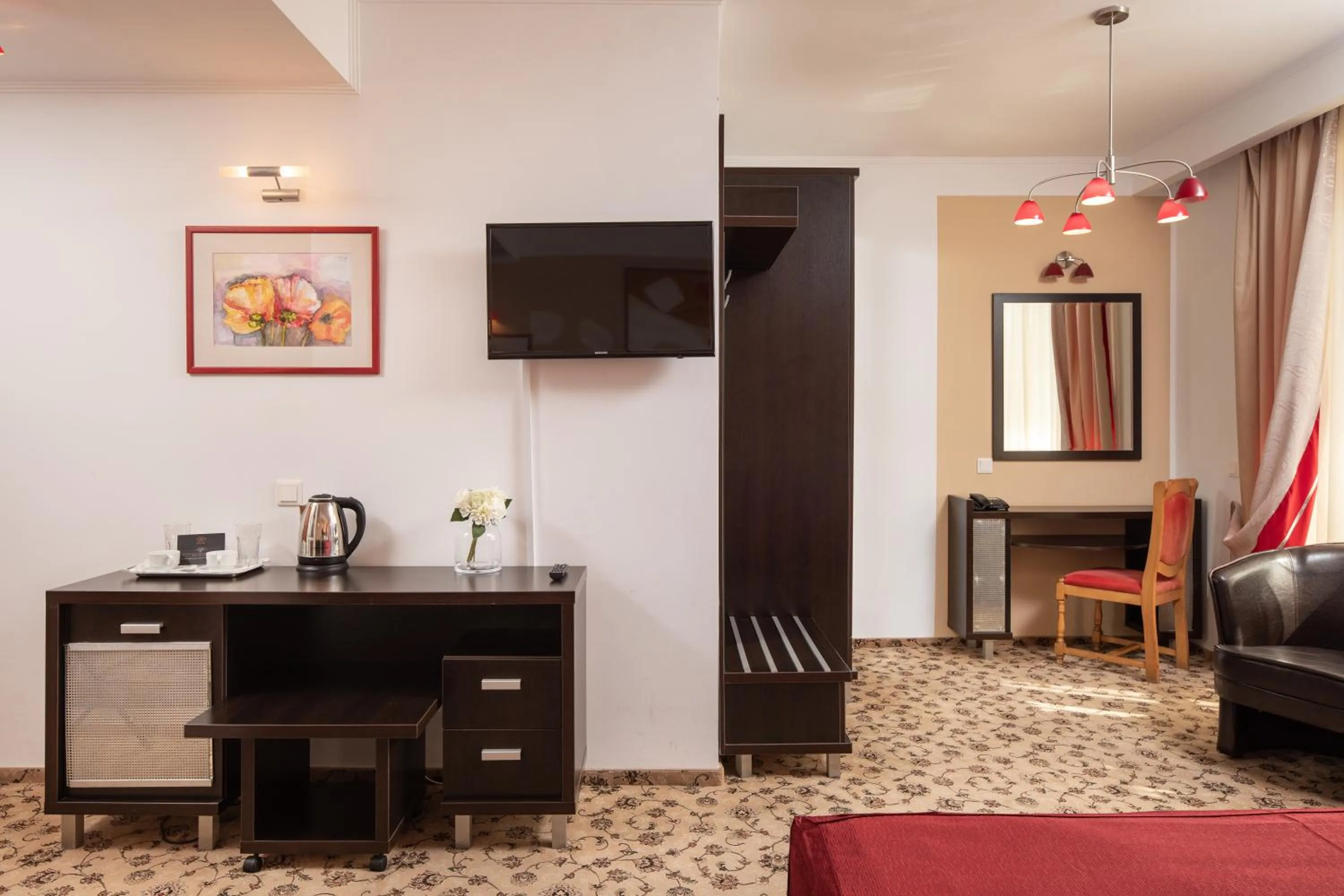 Communal lounge/ TV room, Bed in Grand Hotel