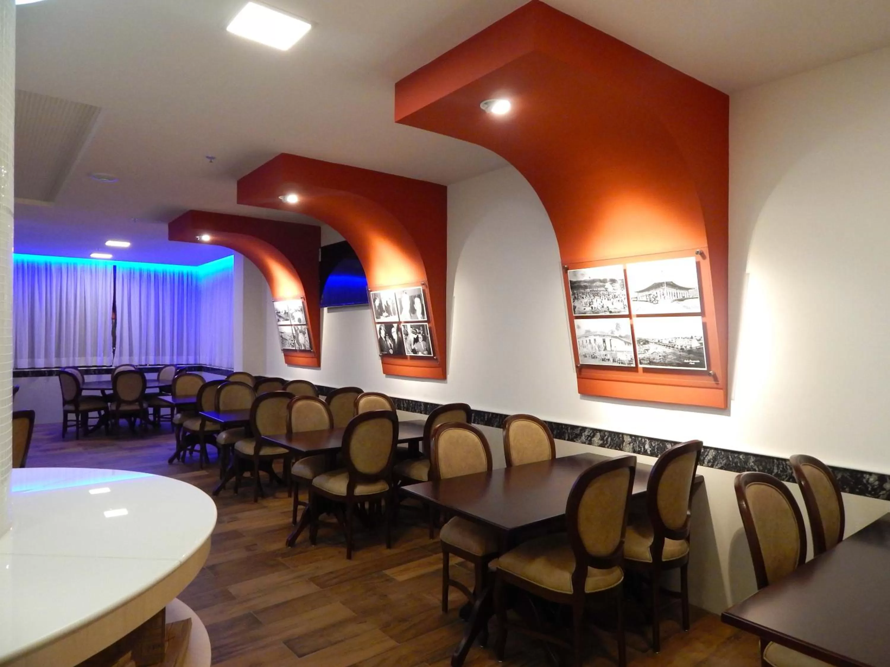 Restaurant/places to eat in Normandy Hotel