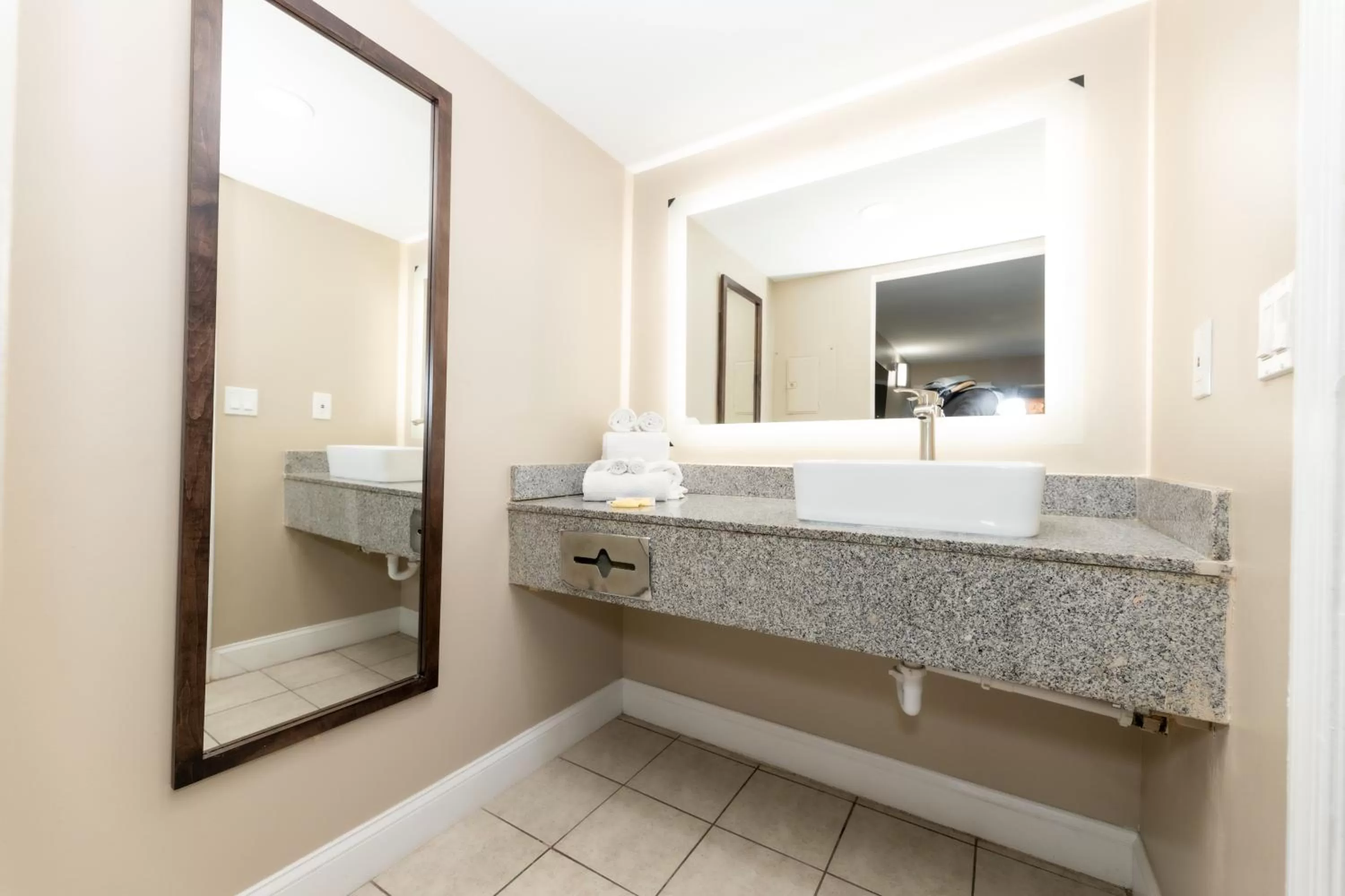 Bathroom in Seaside Sands Inn