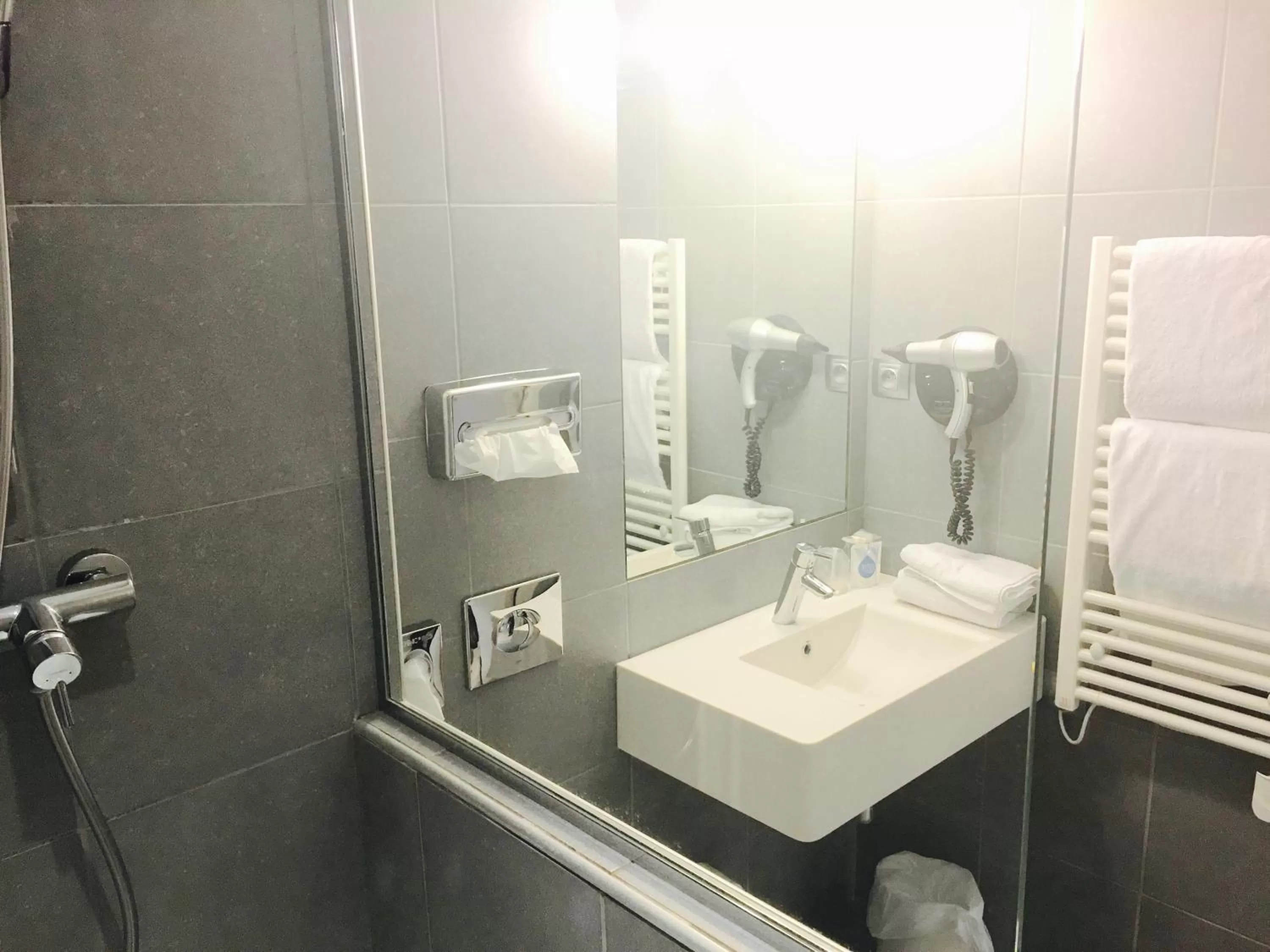 Shower in Best Western Bourgoin Jallieu