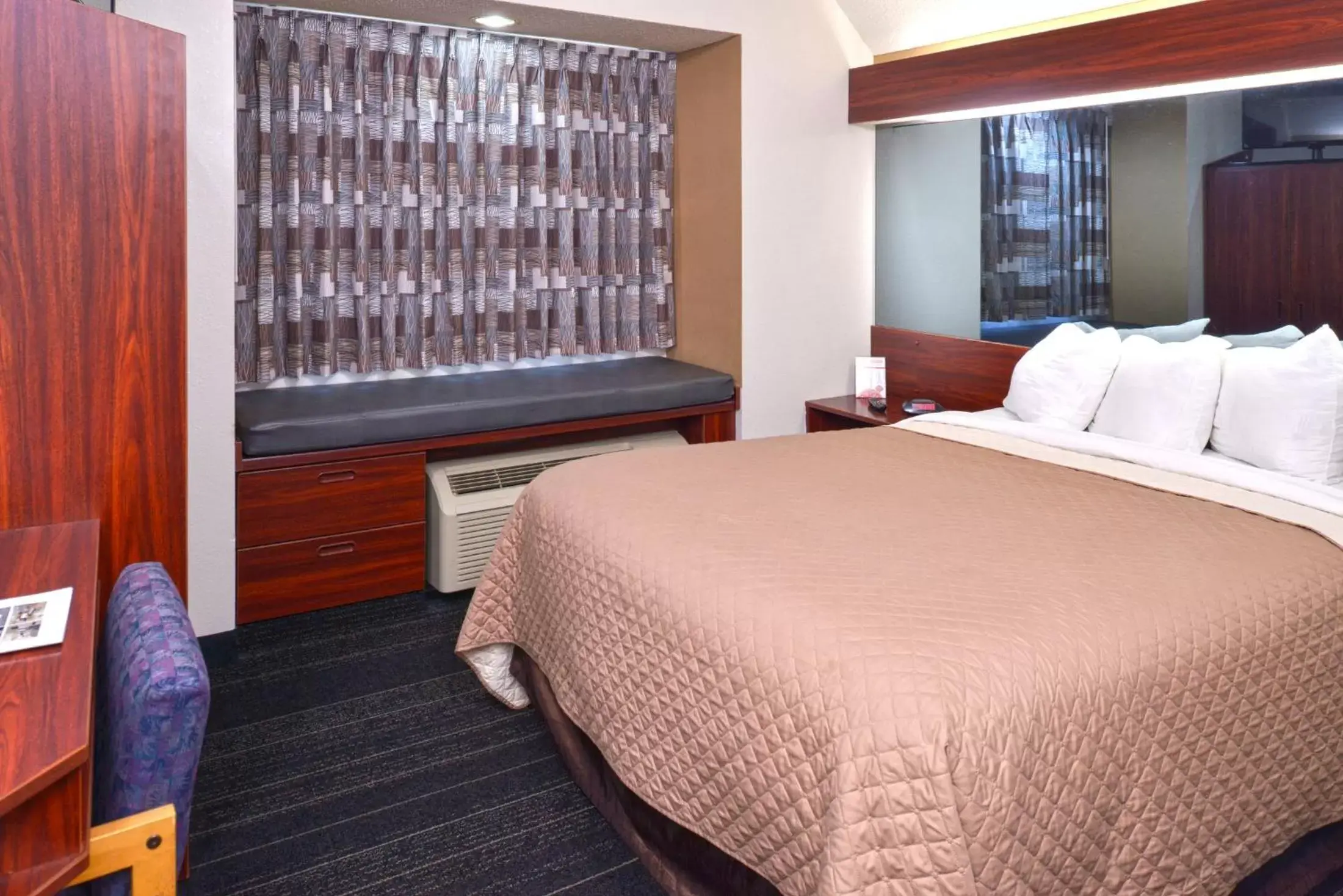 Queen Room - Disability Access - Non-Smoking in Americas Best Value Inn & Suites Maryville Queen Room - Disability Access - Non-Smoking in Americas Best Value Inn & Suites Maryville