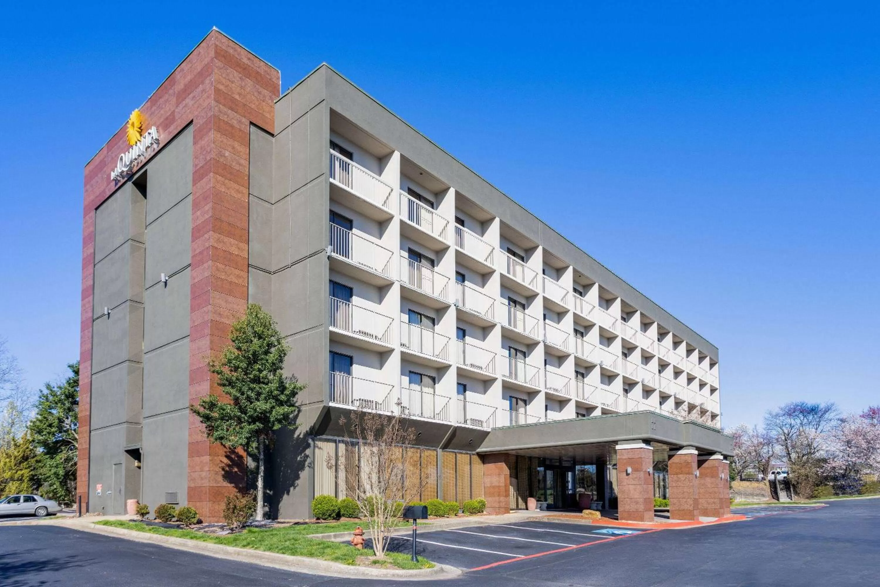 Property building in La Quinta Inn & Suites by Wyndham Kingsport TriCities