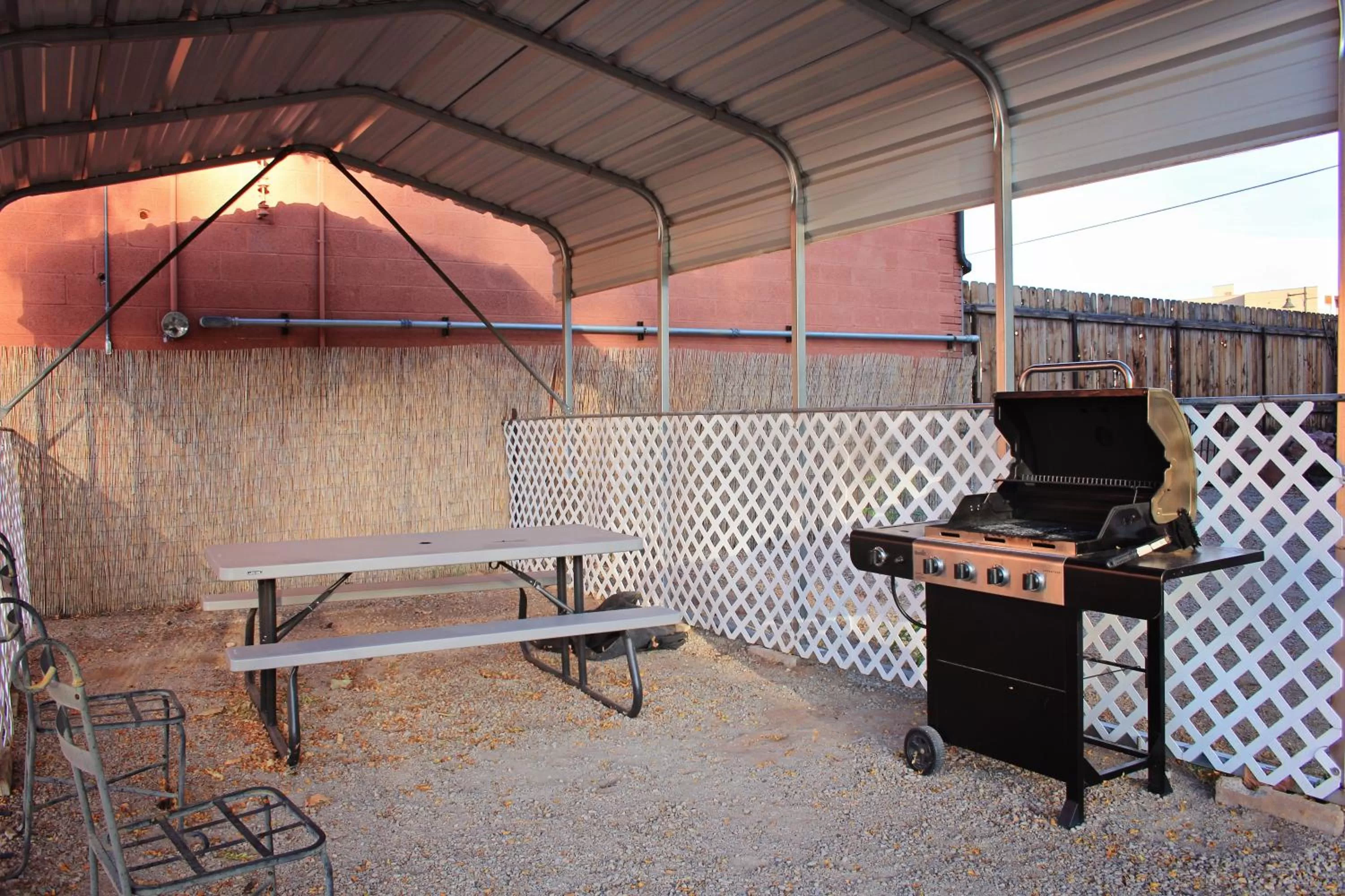 BBQ facilities in Bowen Motel