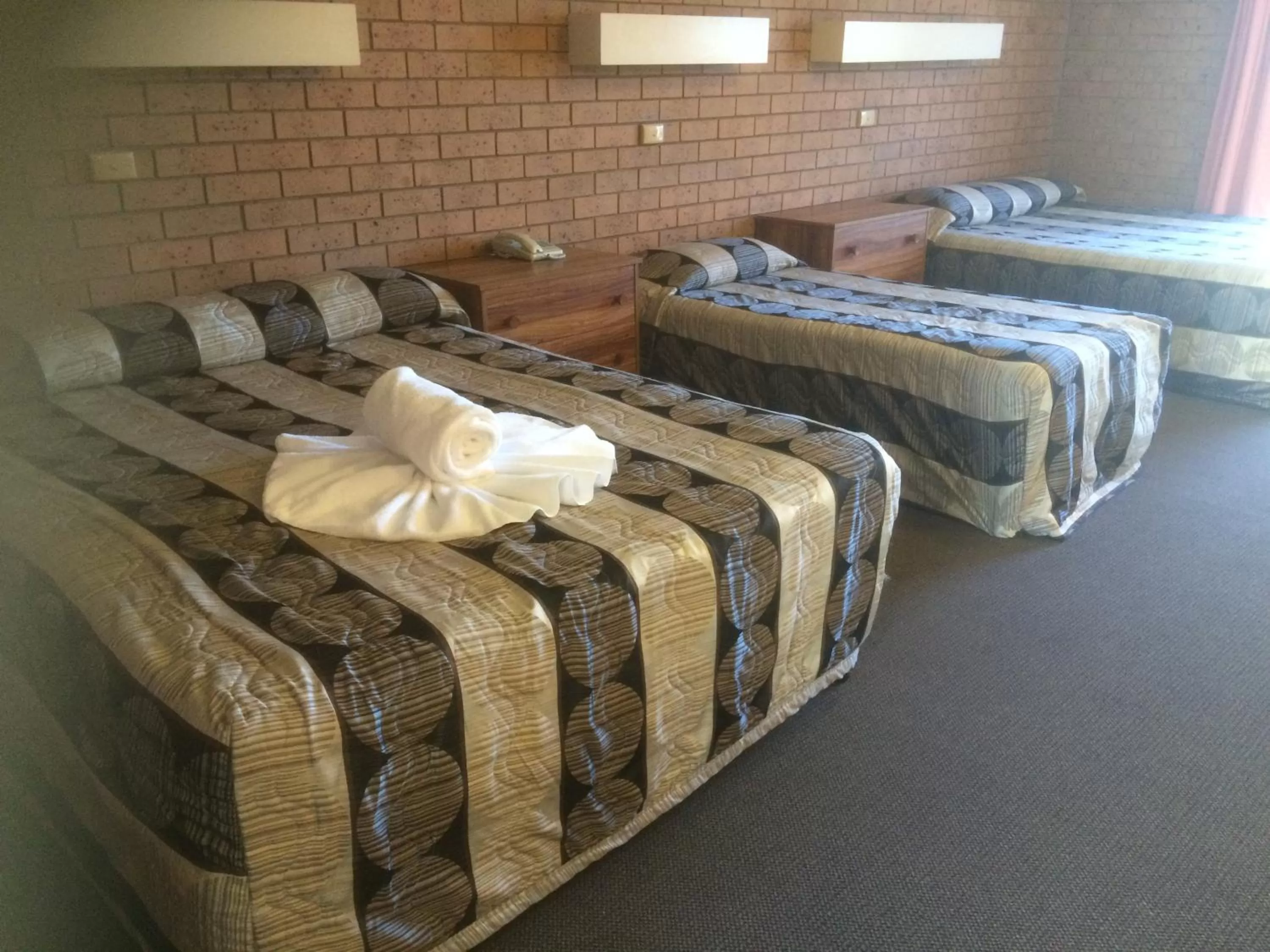 Bedroom, Bed in James Street Motor Inn