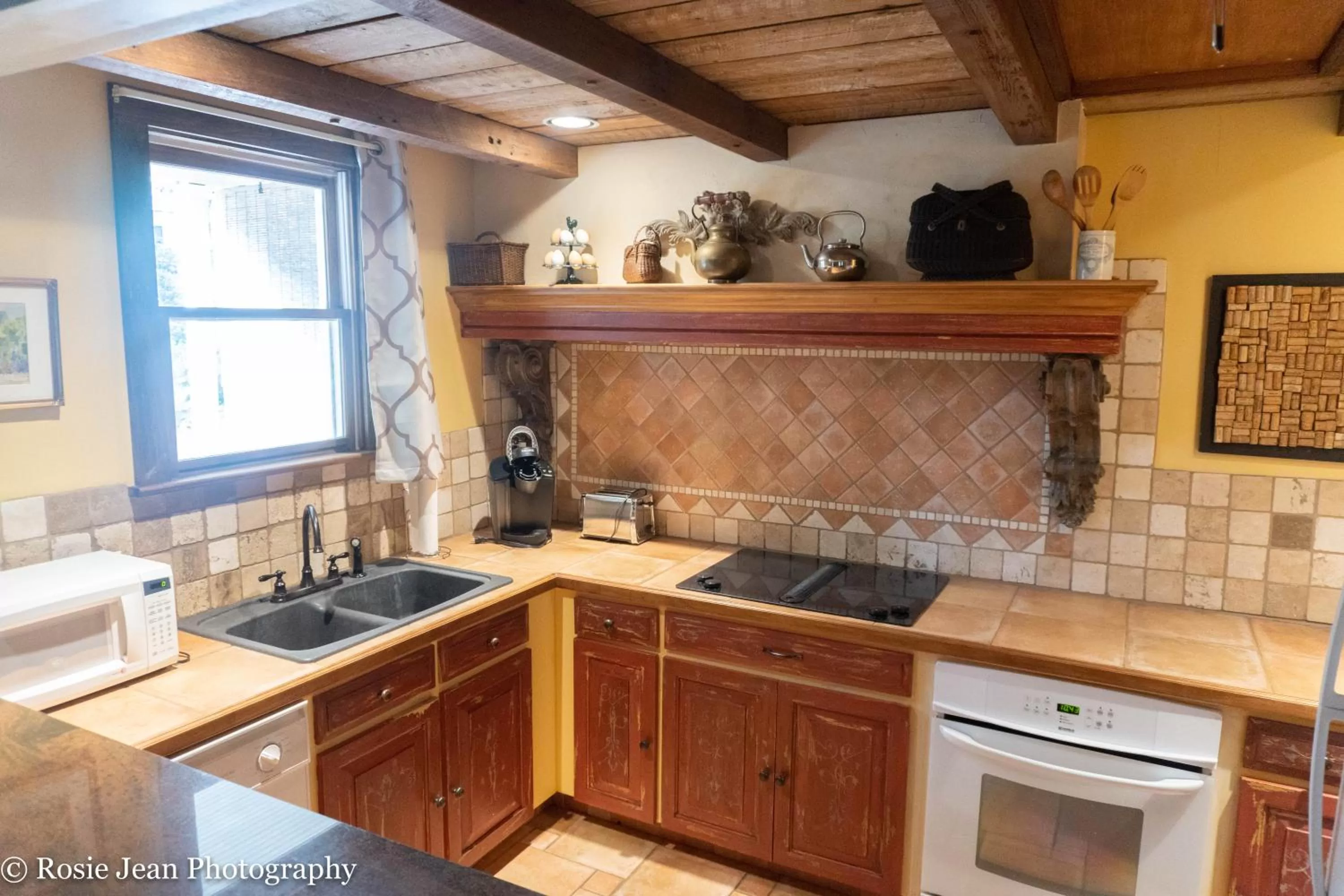 Kitchen or kitchenette, Kitchen/Kitchenette in Flowertown Bed and Breakfast