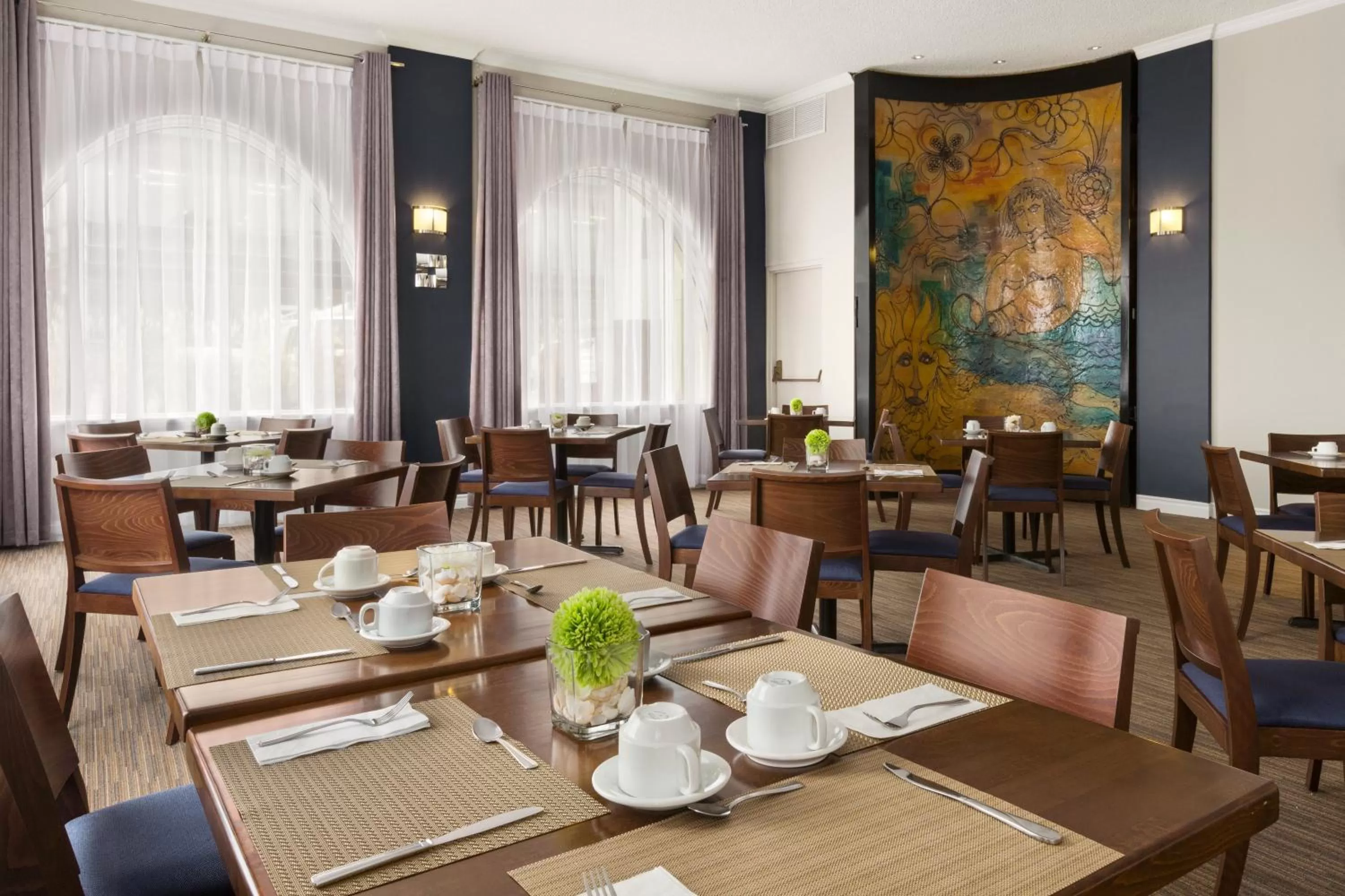 Restaurant/places to eat in Days Inn by Wyndham Montreal Airport Conference Centre