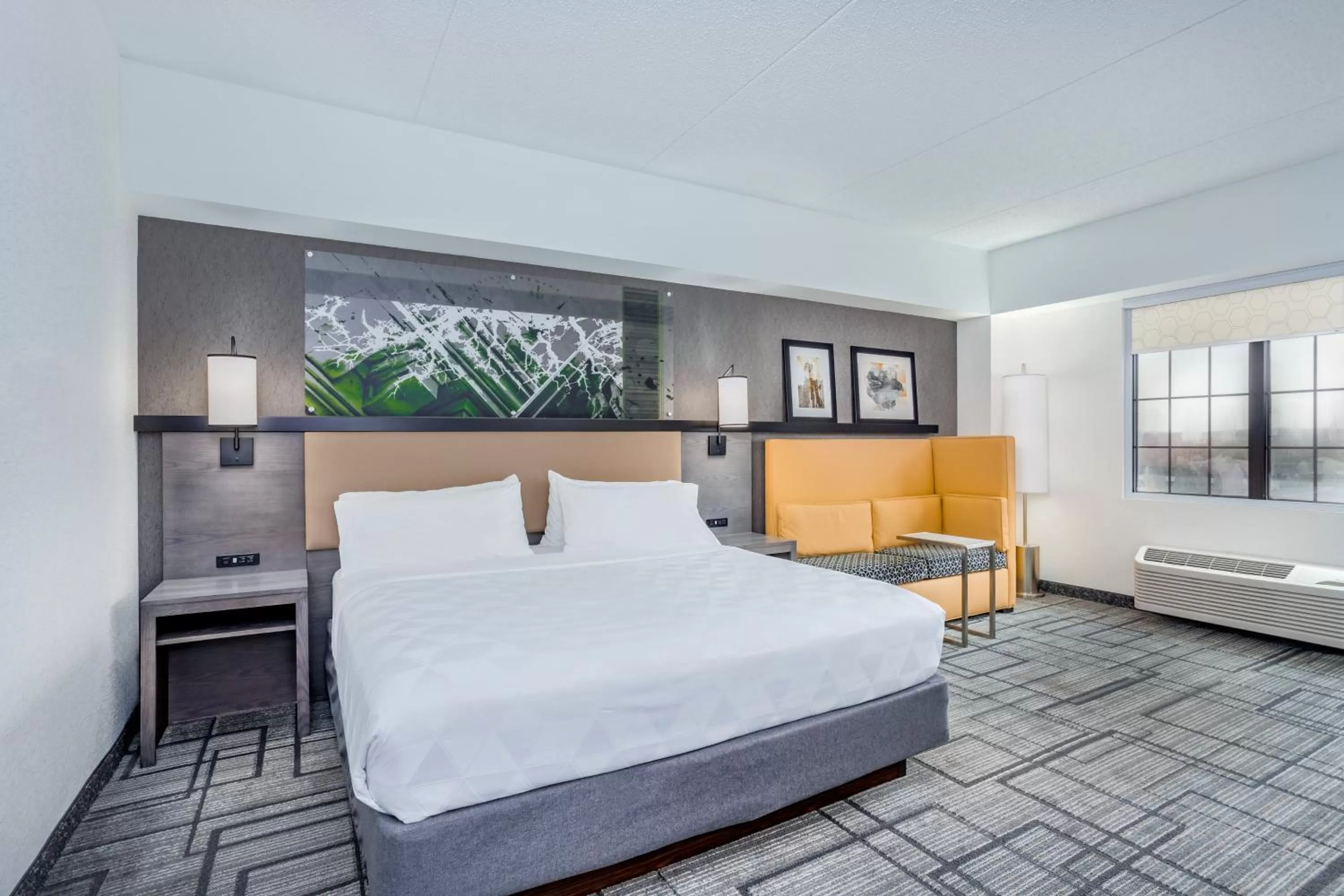 Photo of the whole room, Bed in Holiday Inn Lafayette-City Centre by IHG