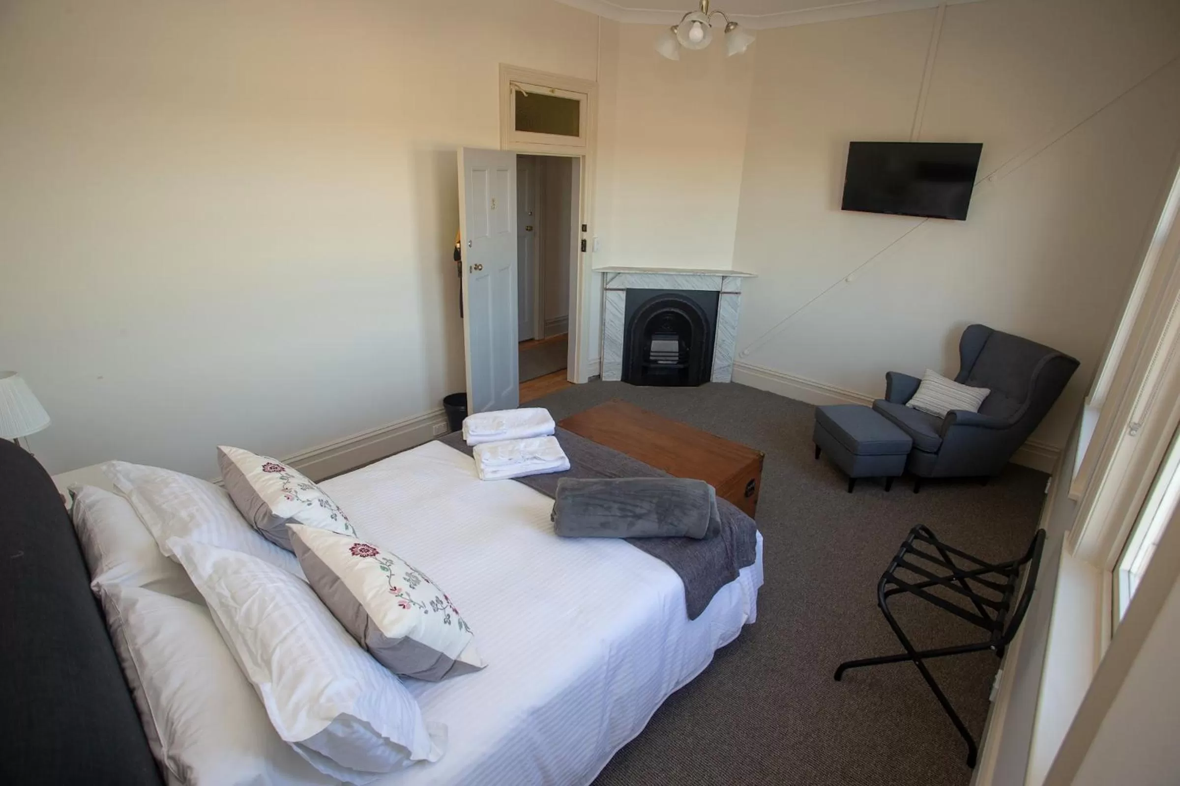 Bedroom, Bed in Helensburgh Hotel