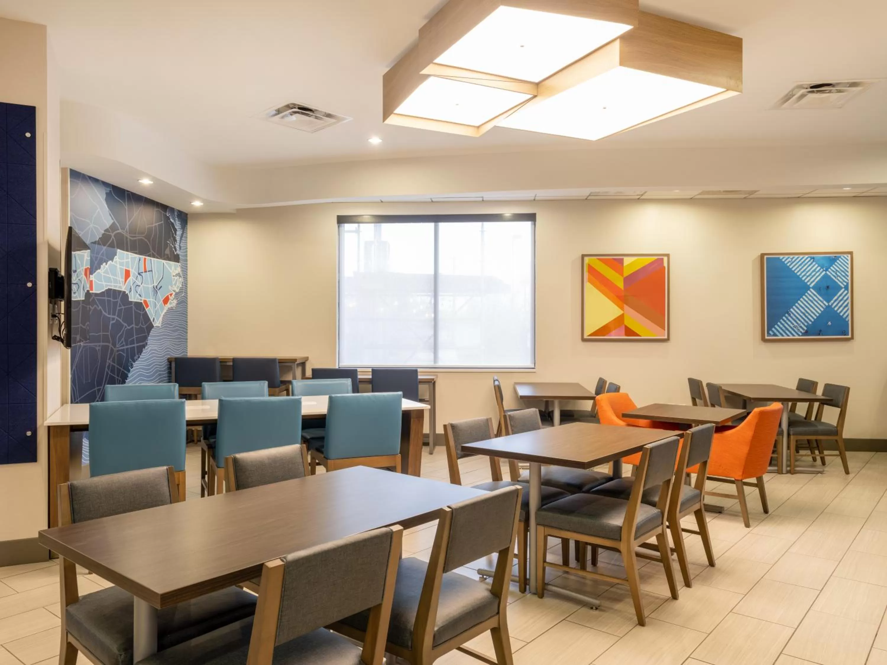 Seating area in Holiday Inn Express & Suites Greensboro - I-40 atWendover by IHG