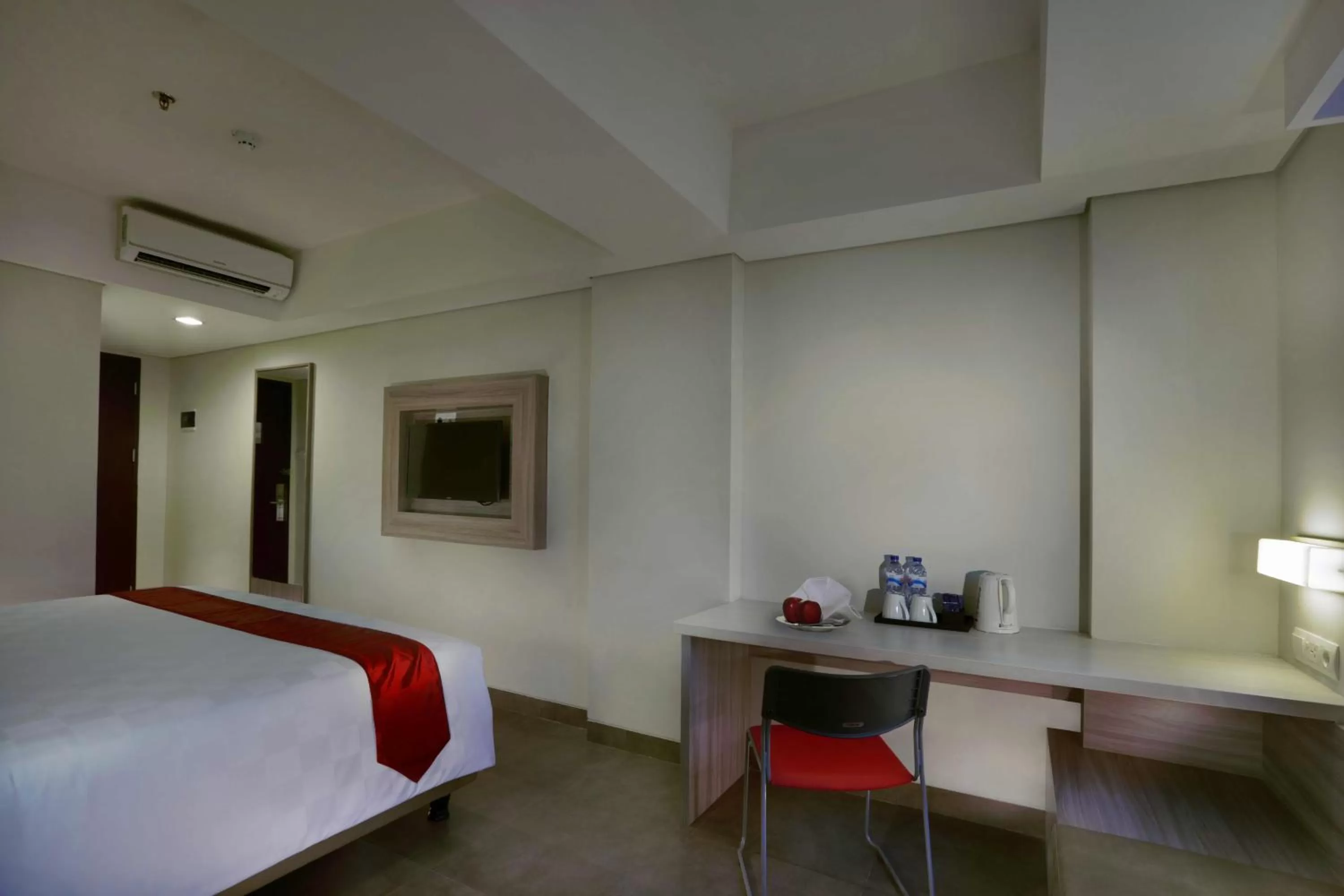 Photo of the whole room, Bed in Grand Cordela Hotel Bandung