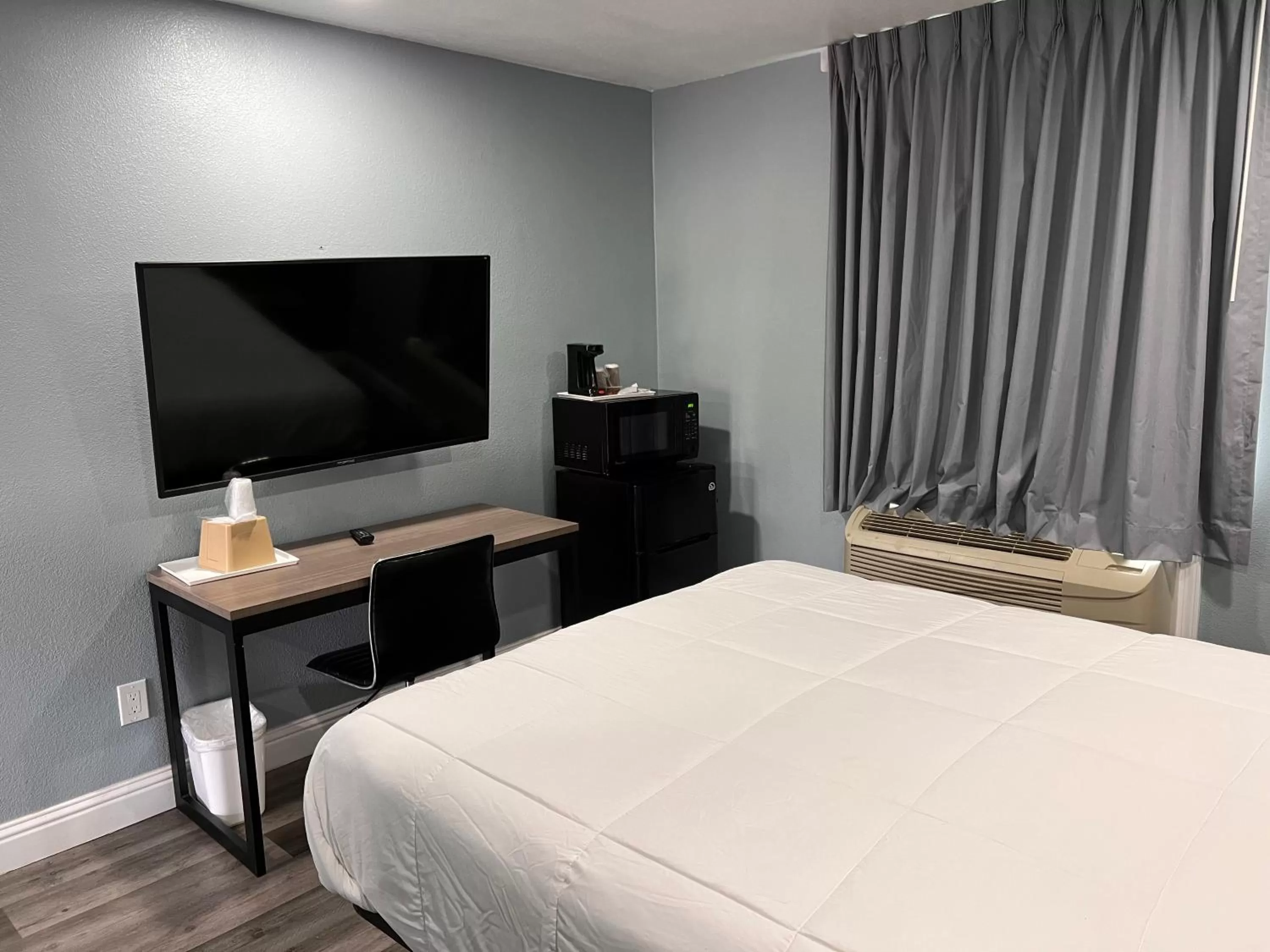 Bed in Surf City Inn & Suites