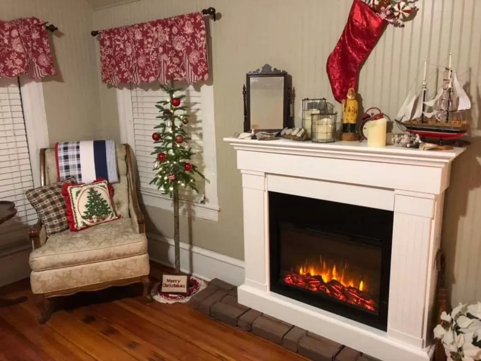 Bedroom, TV/Entertainment Center in Dragonfly Bed and Breakfast