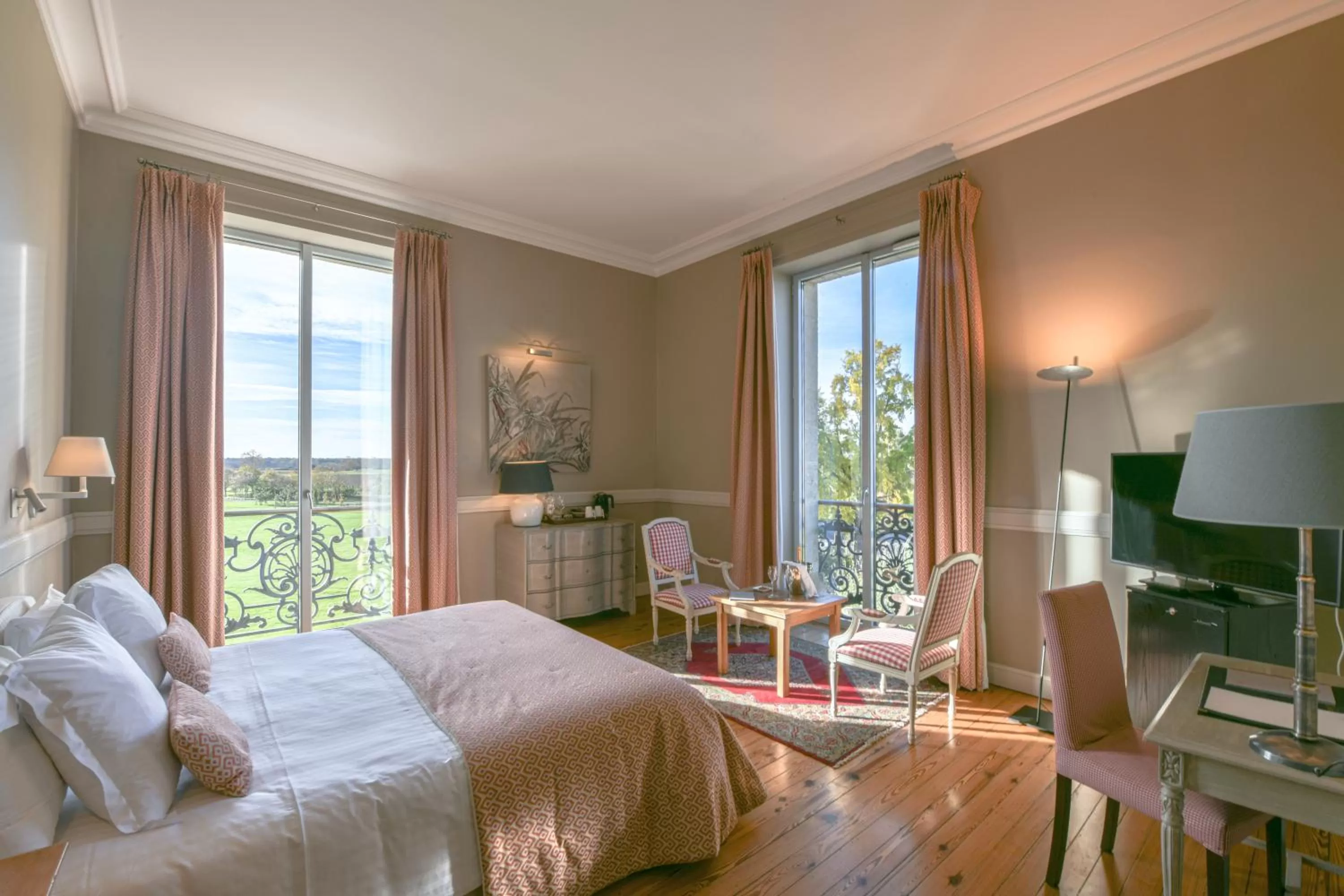 Photo of the whole room, Bed in Château Grattequina Hôtel