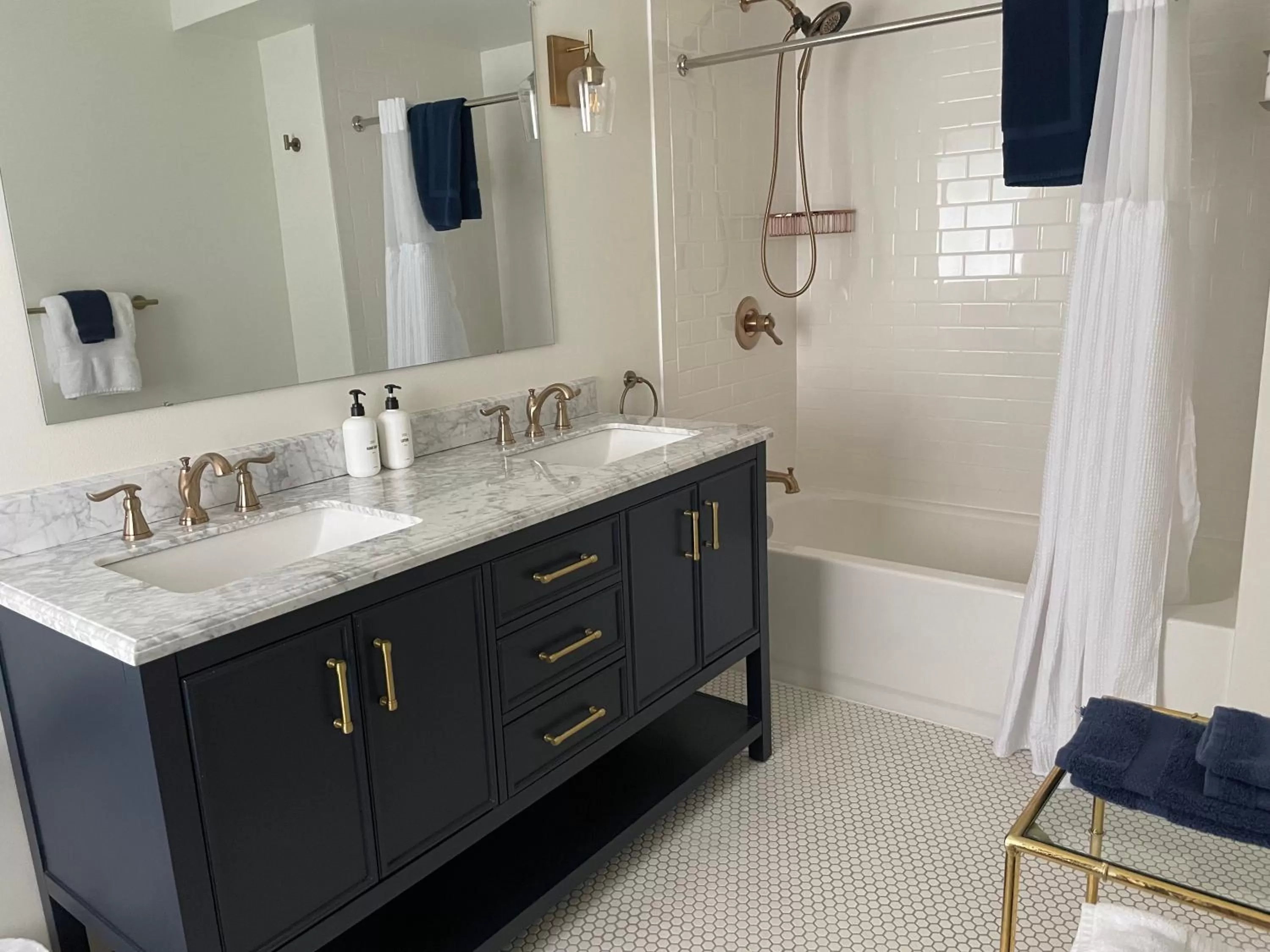 Bathroom in The Argus Hotel & Cocktail Lounge