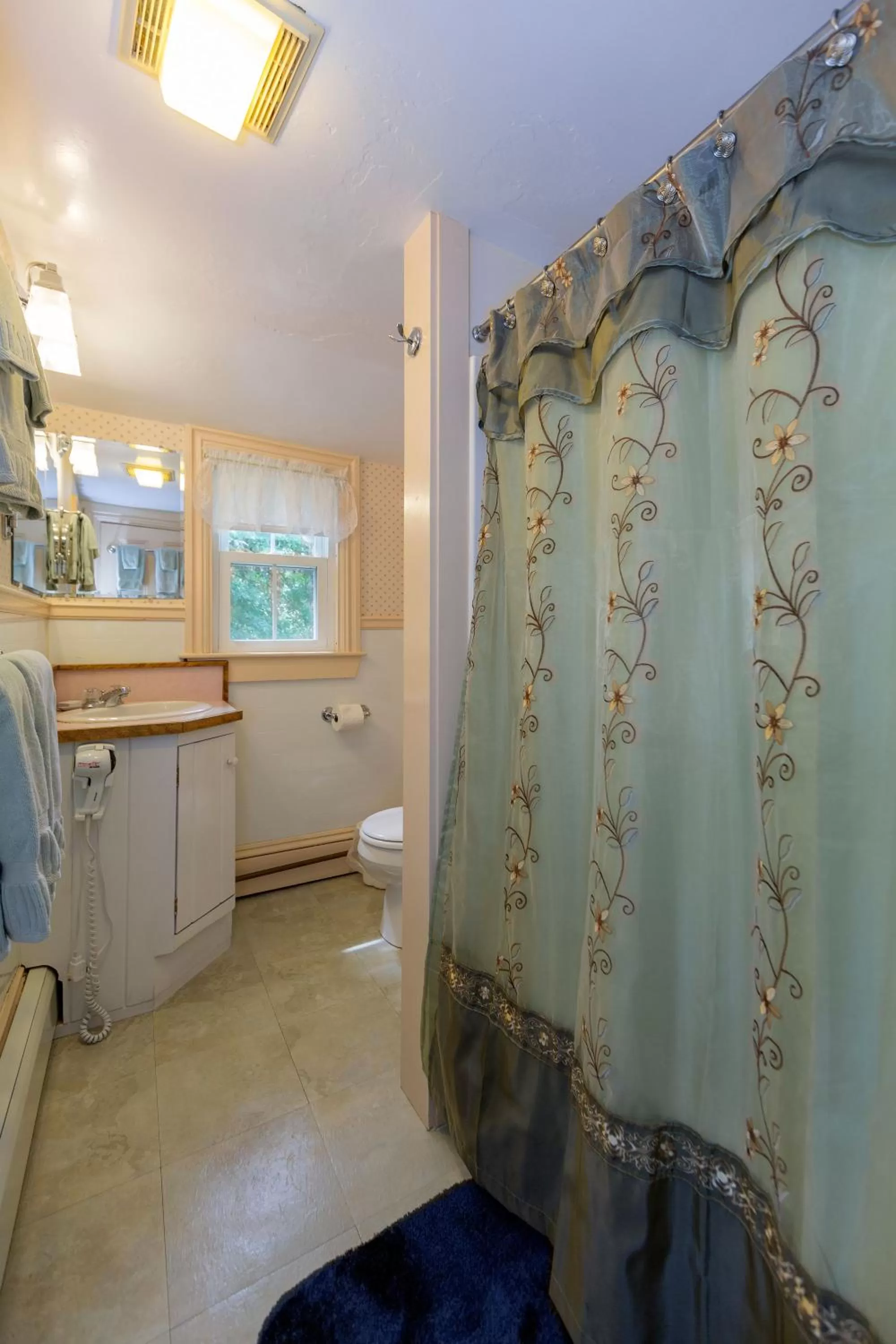 Bathroom in The Elmhurst Inn