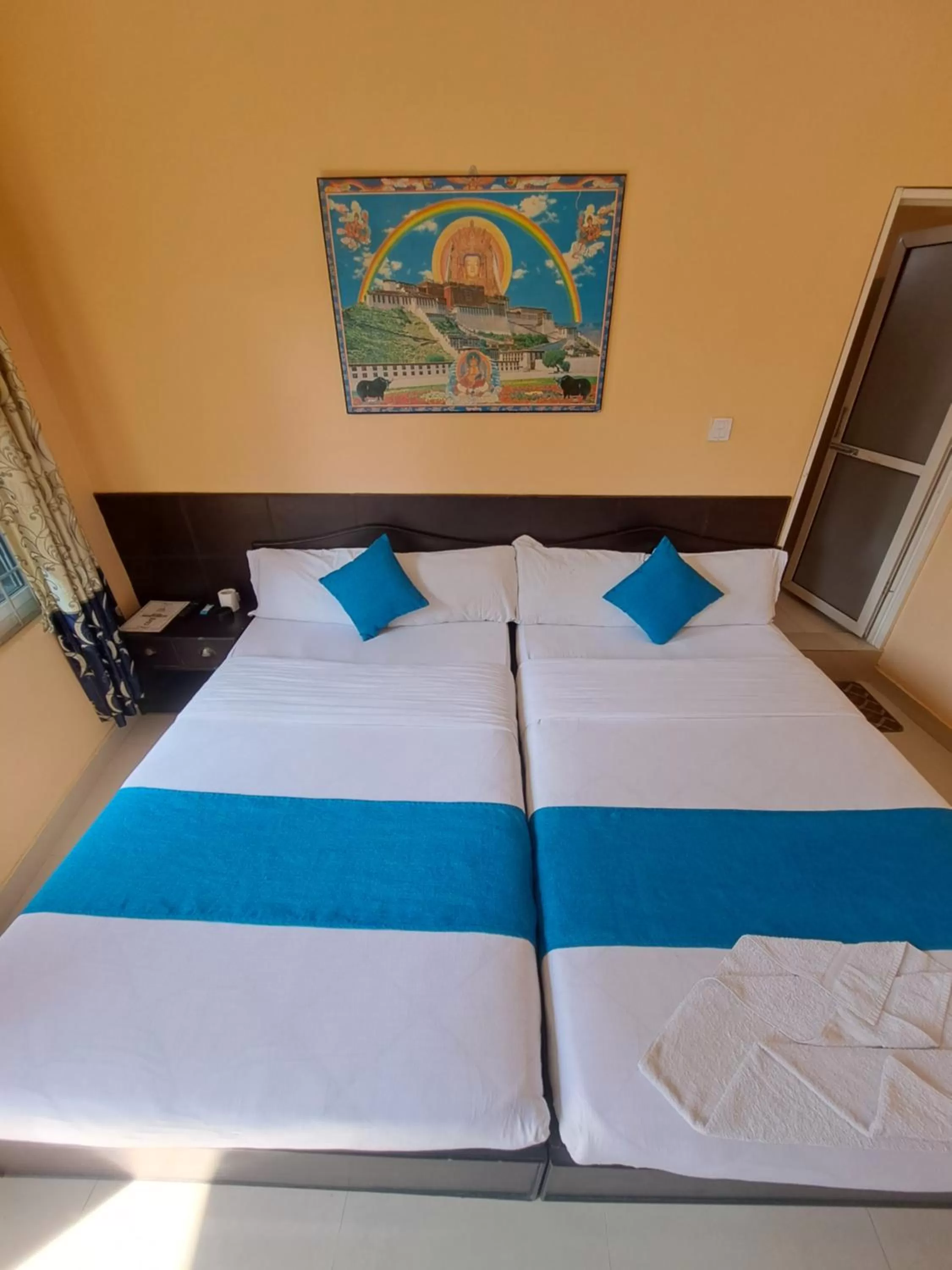 Photo of the whole room, Bed in Golden Lake