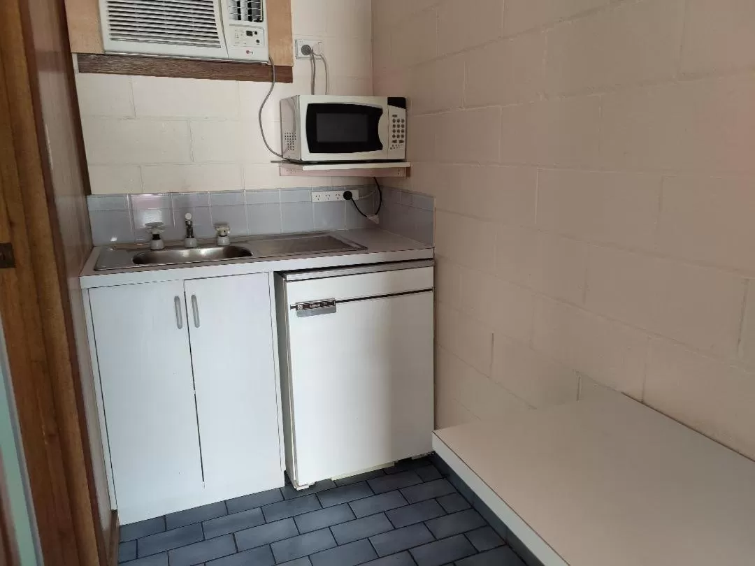 Kitchen or kitchenette in Yarragon Motel