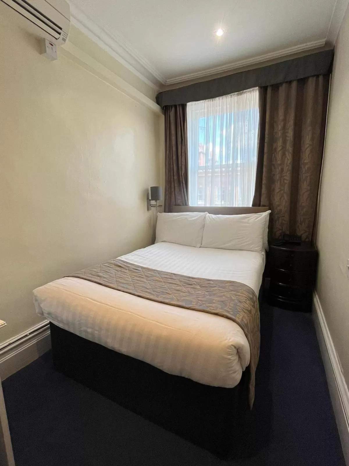 Bed in Hotel La Place