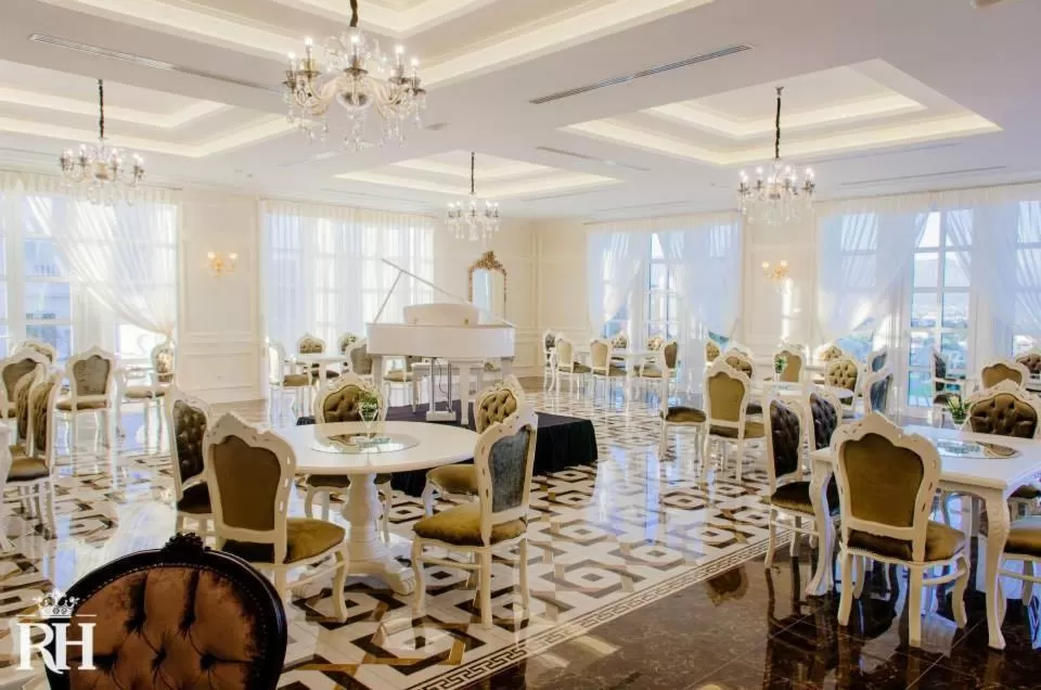 Restaurant/places to eat in Royal Hill Hotel