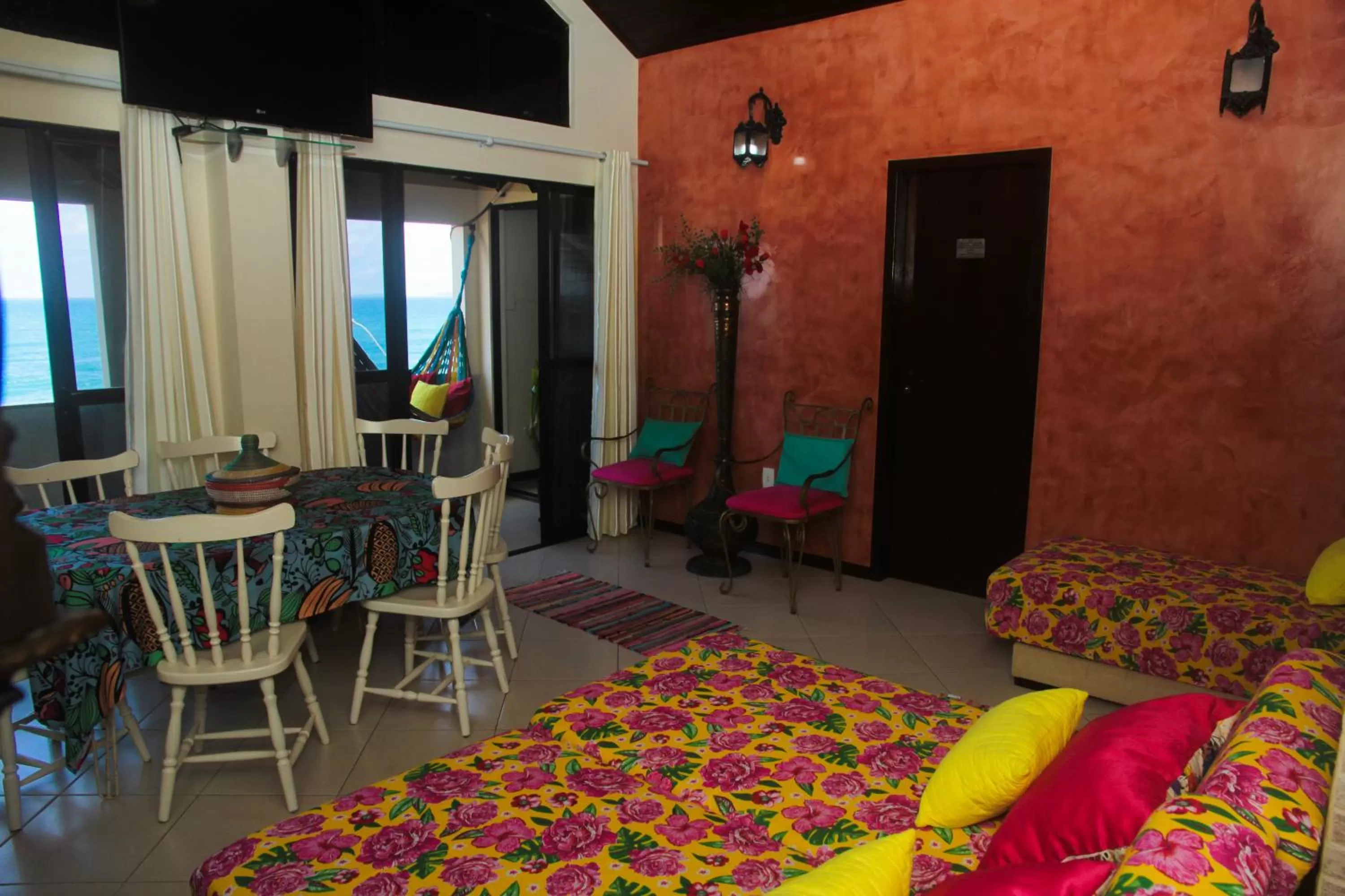 Living room, Bed in Pousada OceAnas Frente Mar Estaleiro