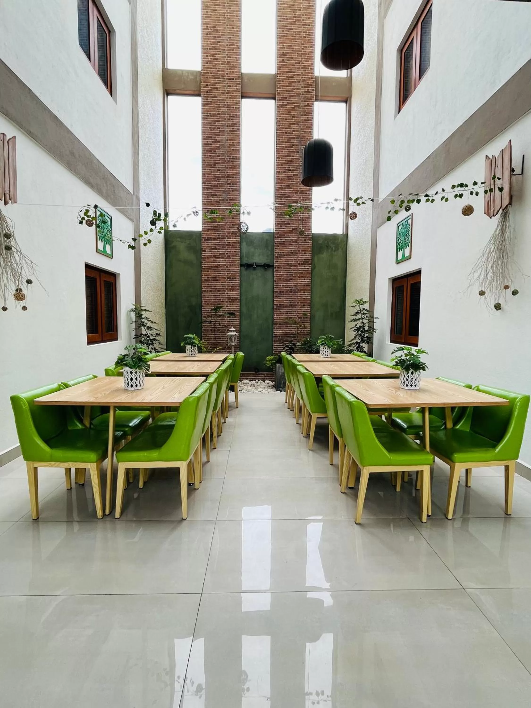 Restaurant/places to eat in J leaf Hotel by Blue Bird