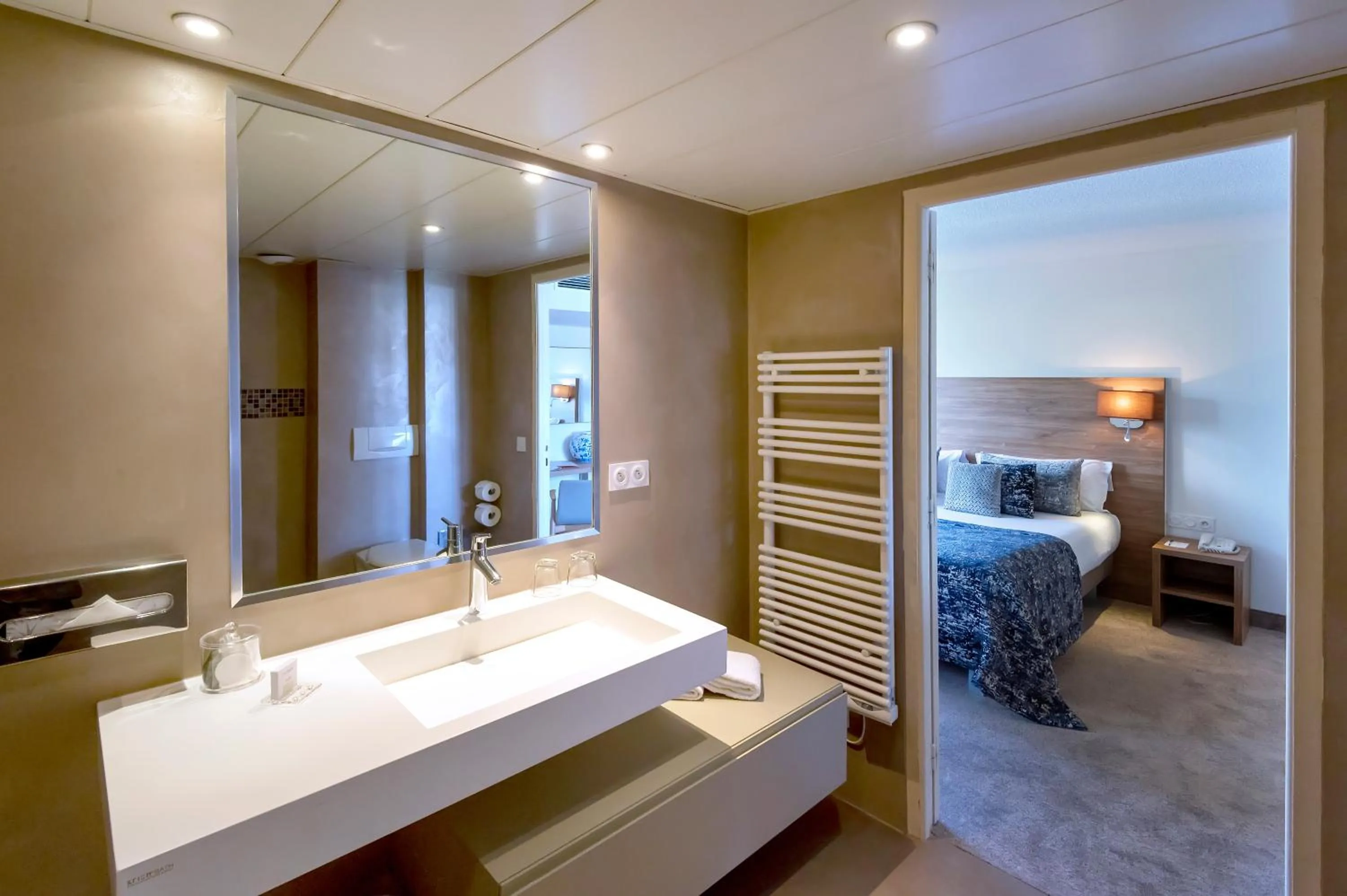 Bathroom, Bed in Servotel Saint-Vincent