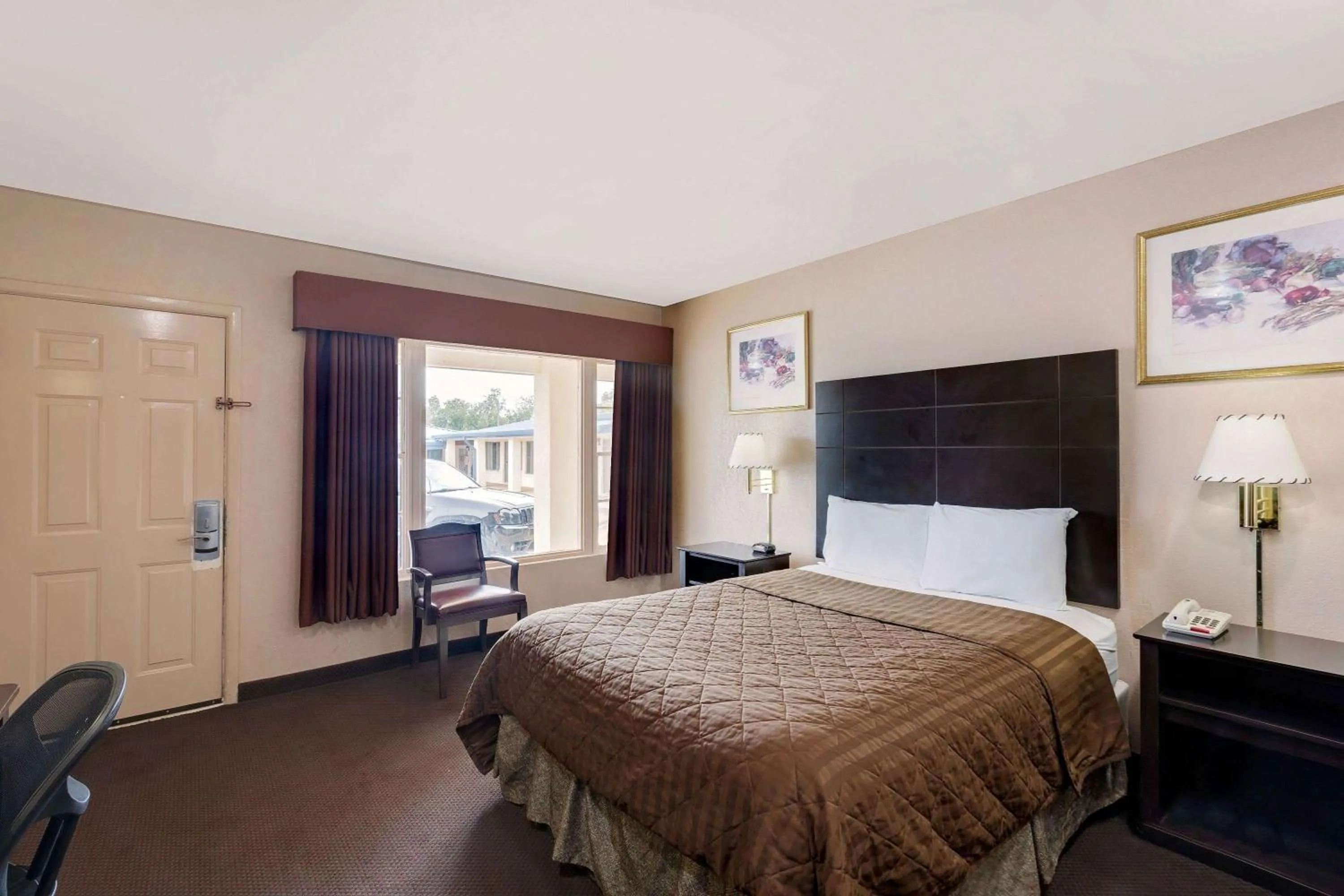 Photo of the whole room in Travelodge by Wyndham Ozona