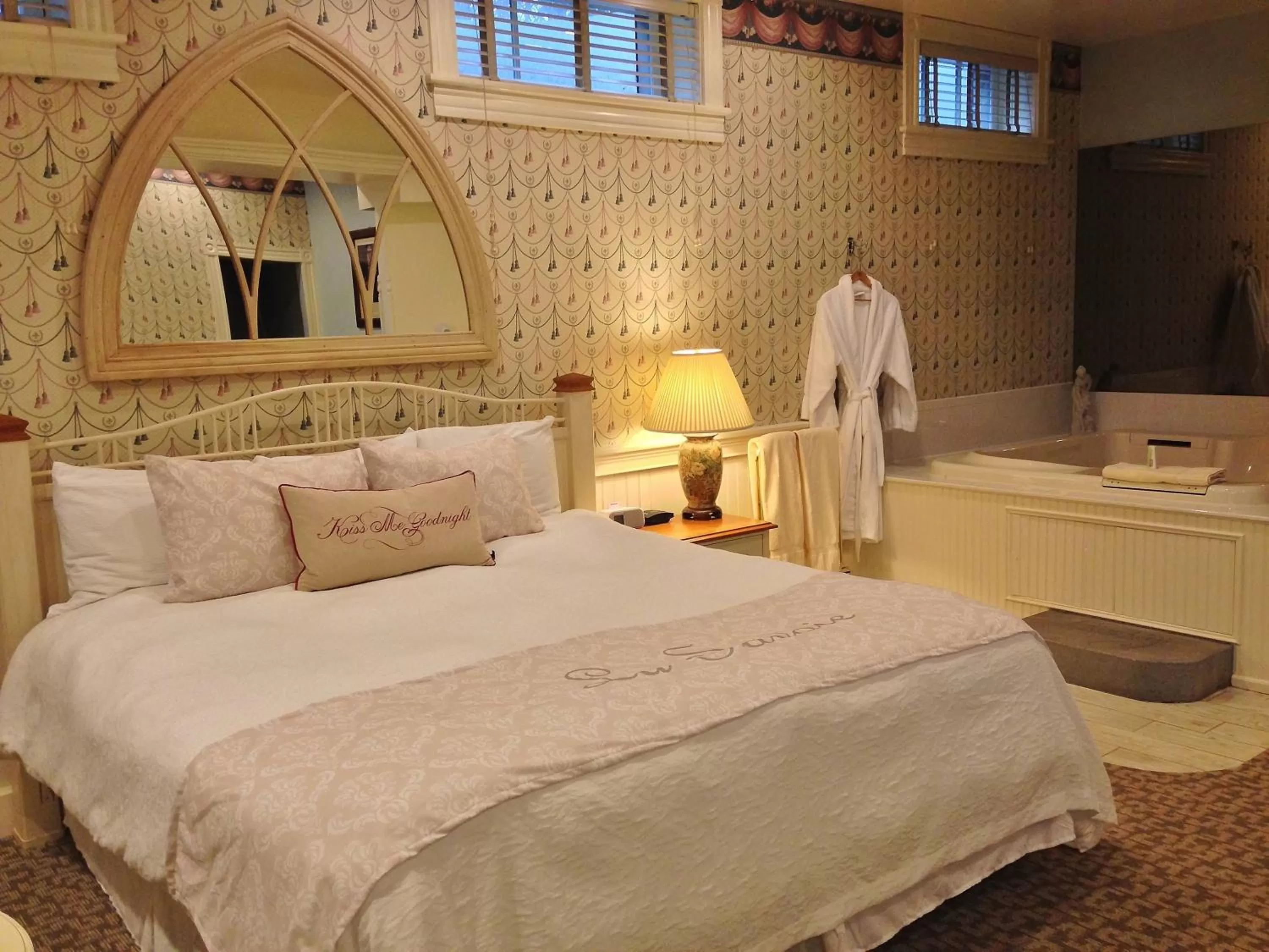 Hot Tub, Bed in Chambery Inn