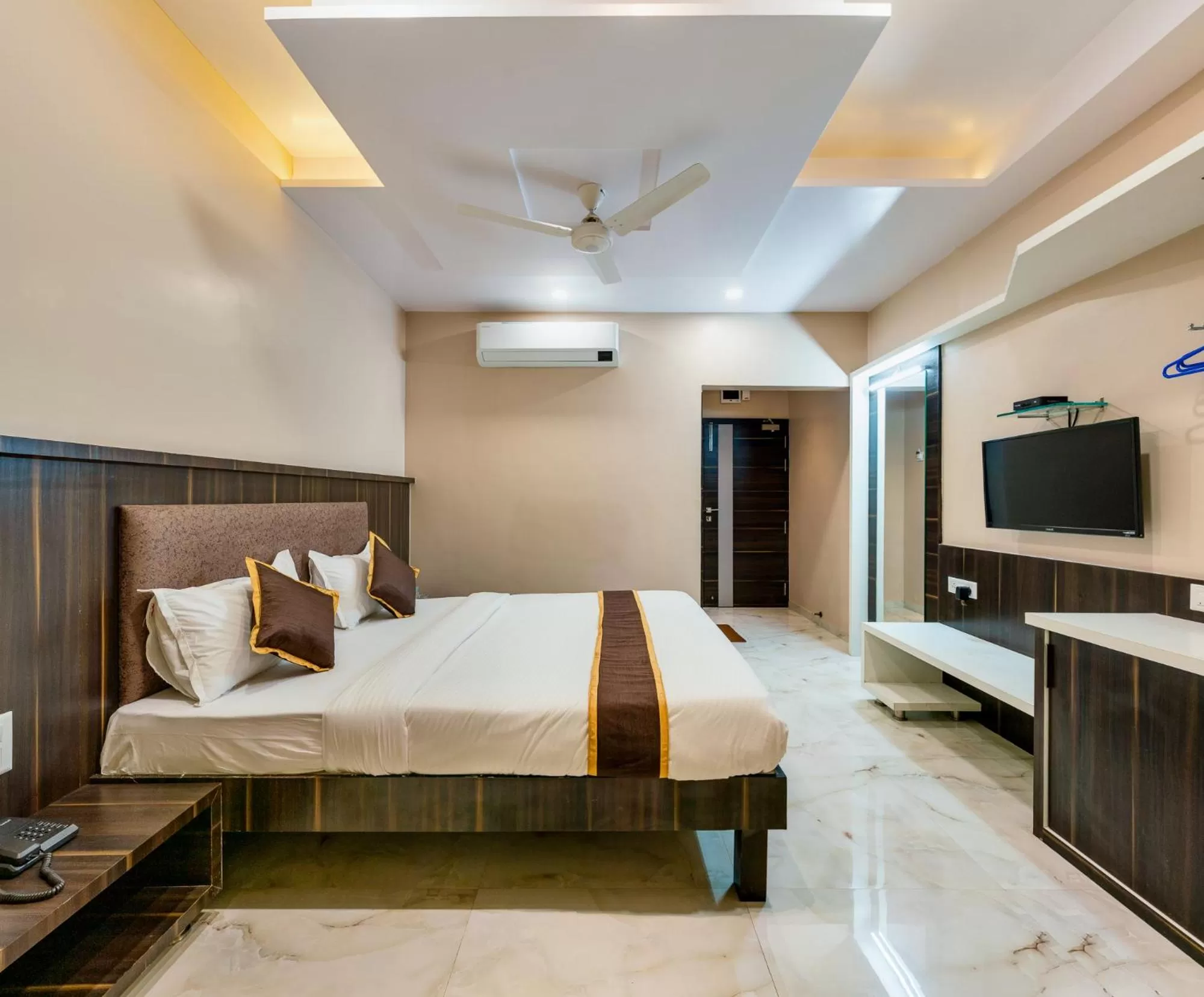 Bed in Hotel Aatithya Satkar Near Mahalaxmi Temple