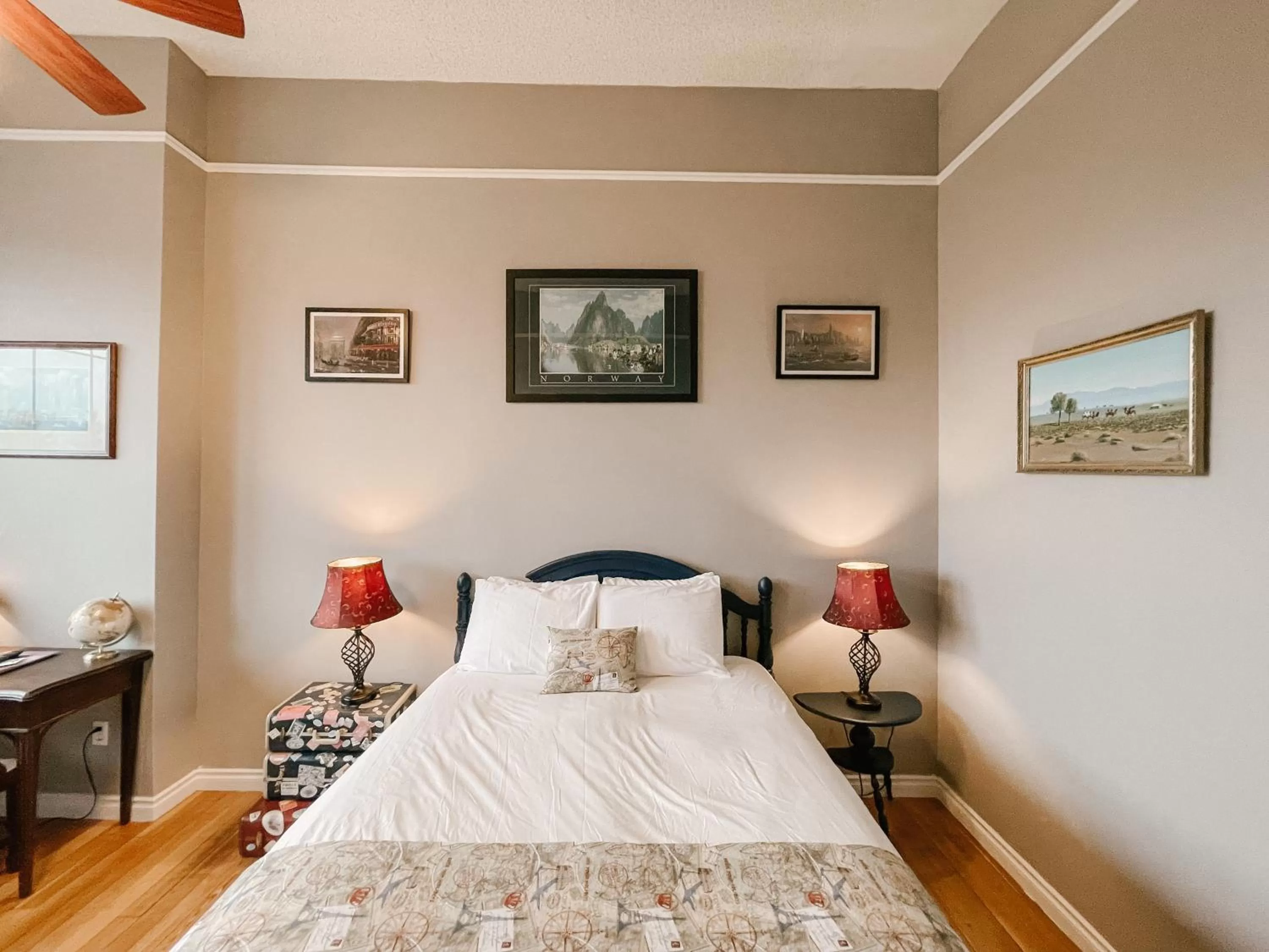 Bed in Northside School Bed & Breakfast