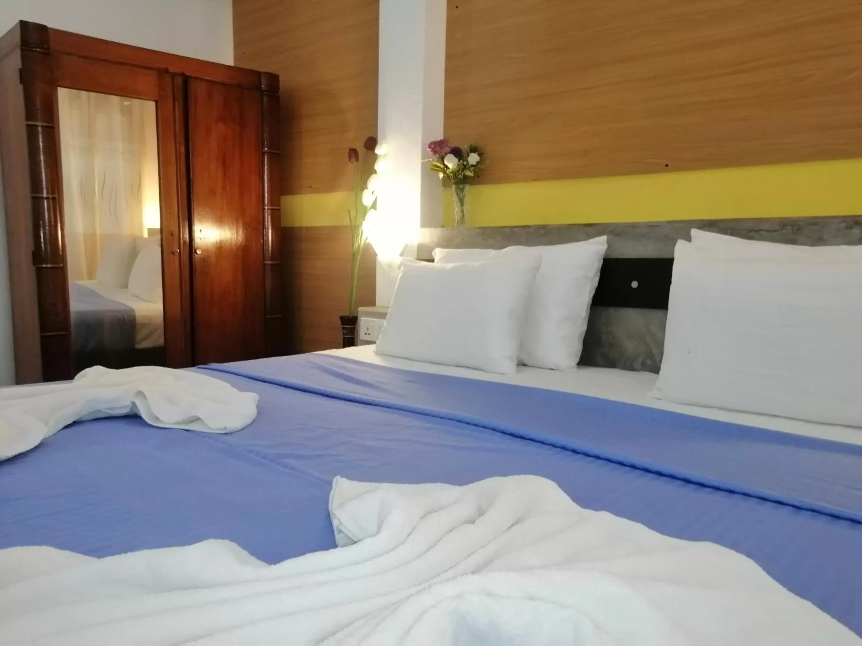 Bed in Le Petit Hotel & Restaurant