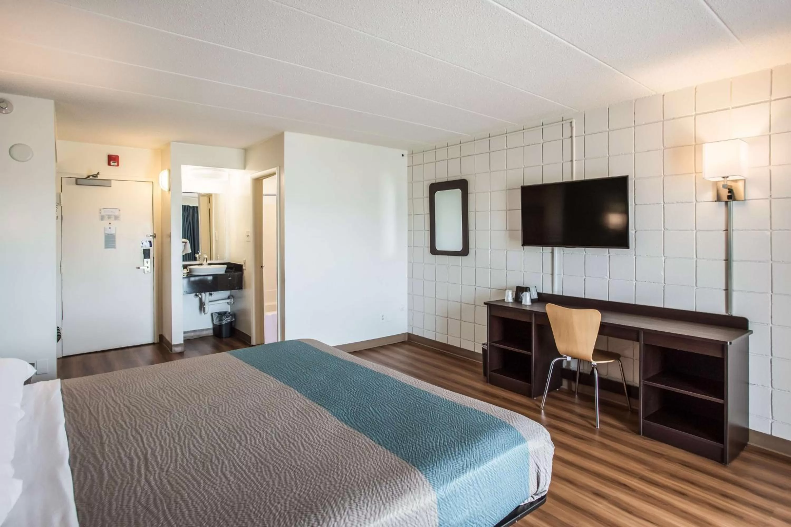 Photo of the whole room, Bed in Motel 6-Somers Point, NJ - Ocean City - Wild Wood Beach