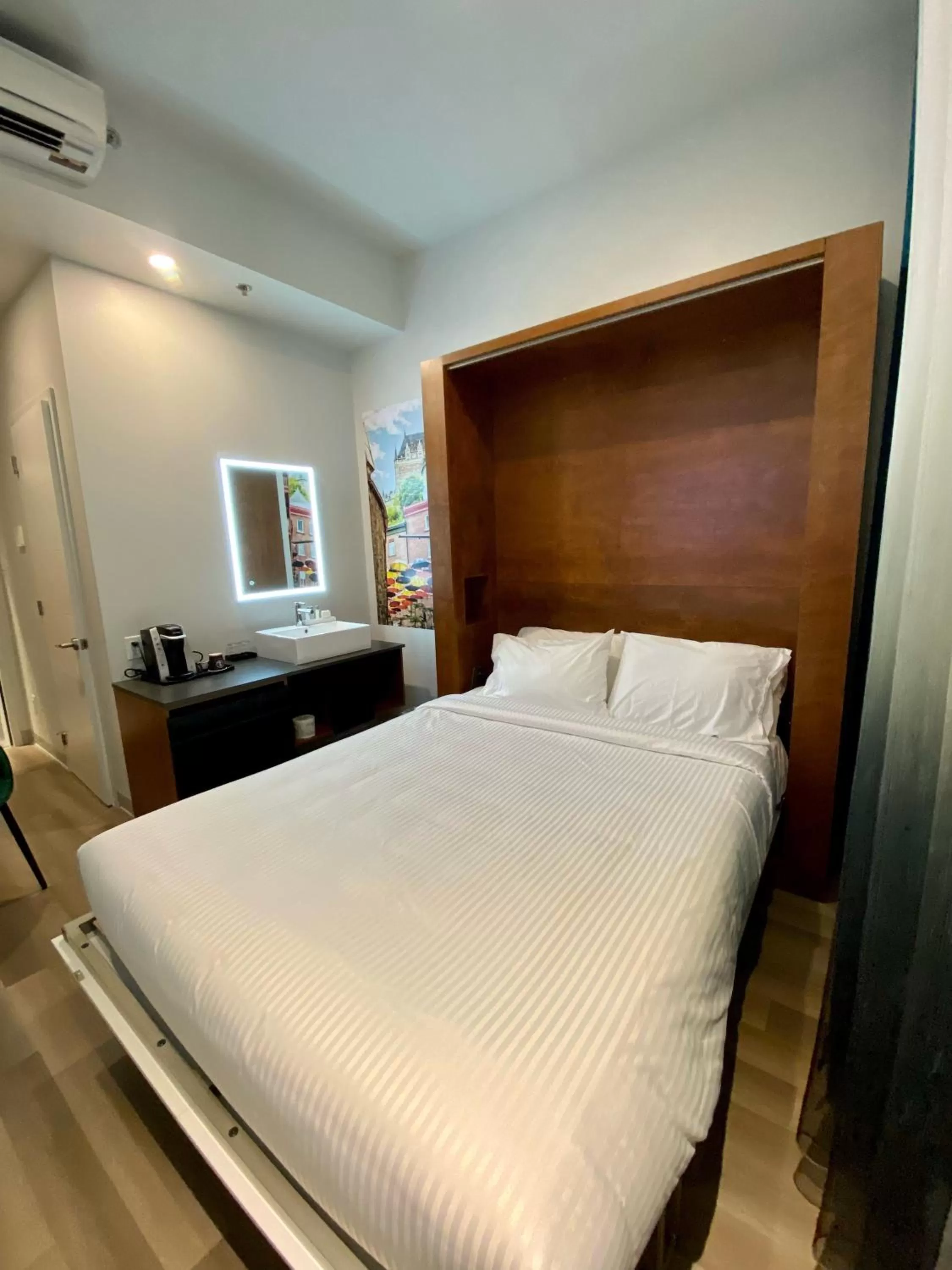 Bed in Hôtel Manoir Vieux-Québec