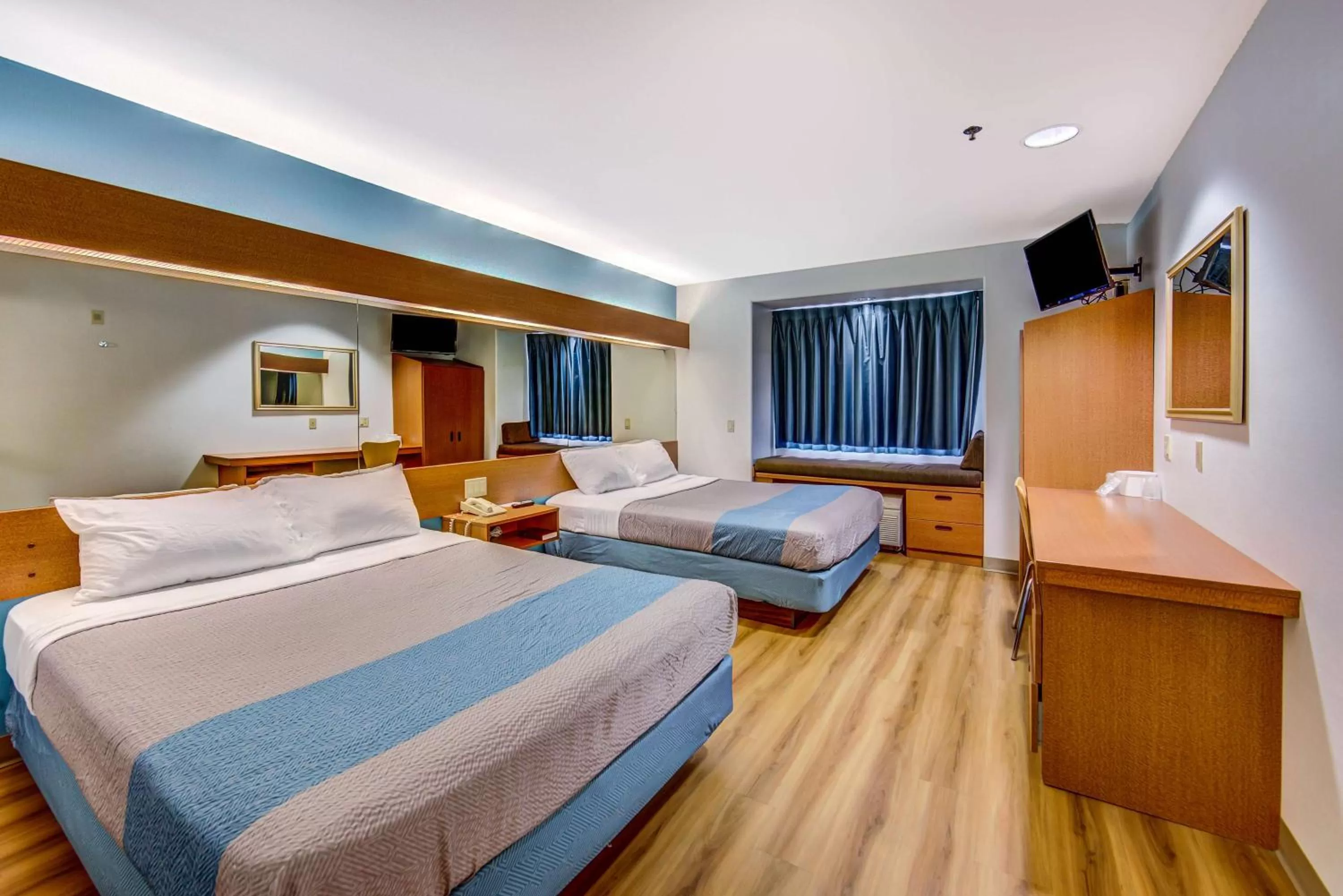 TV and multimedia, Bed in Motel 6-Sutherlin, OR