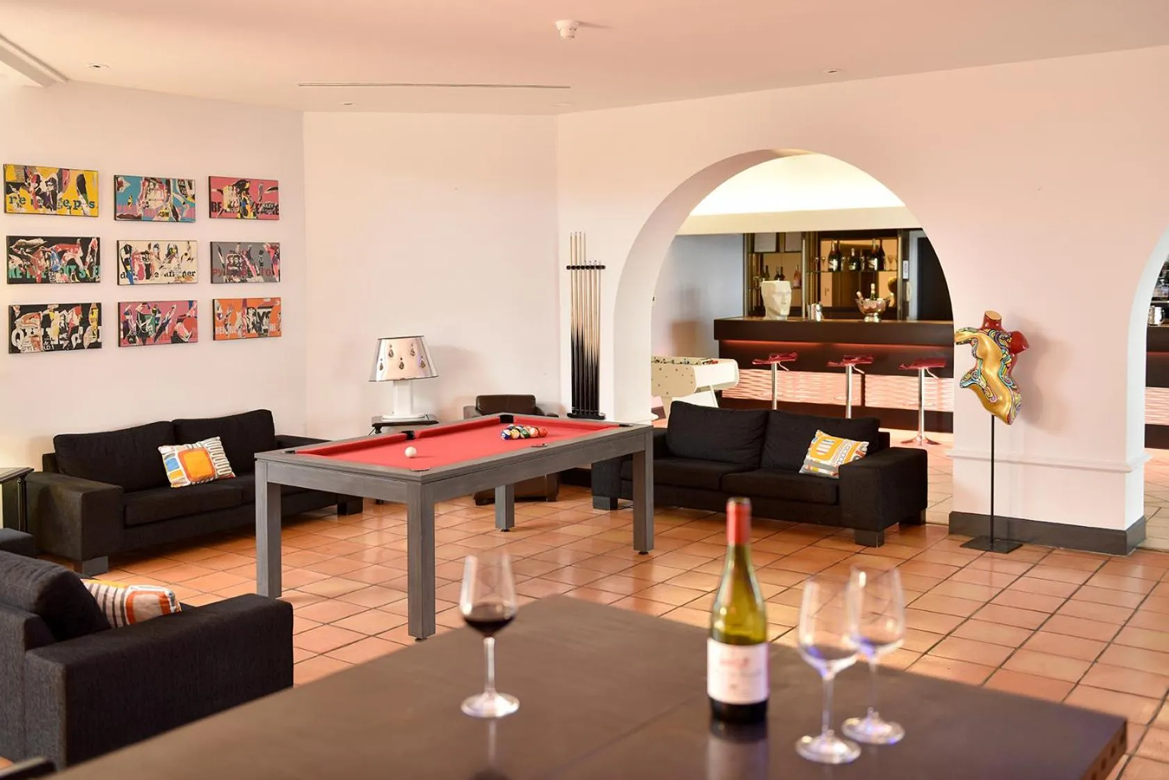 Billiard in Hôtel Arles Plaza