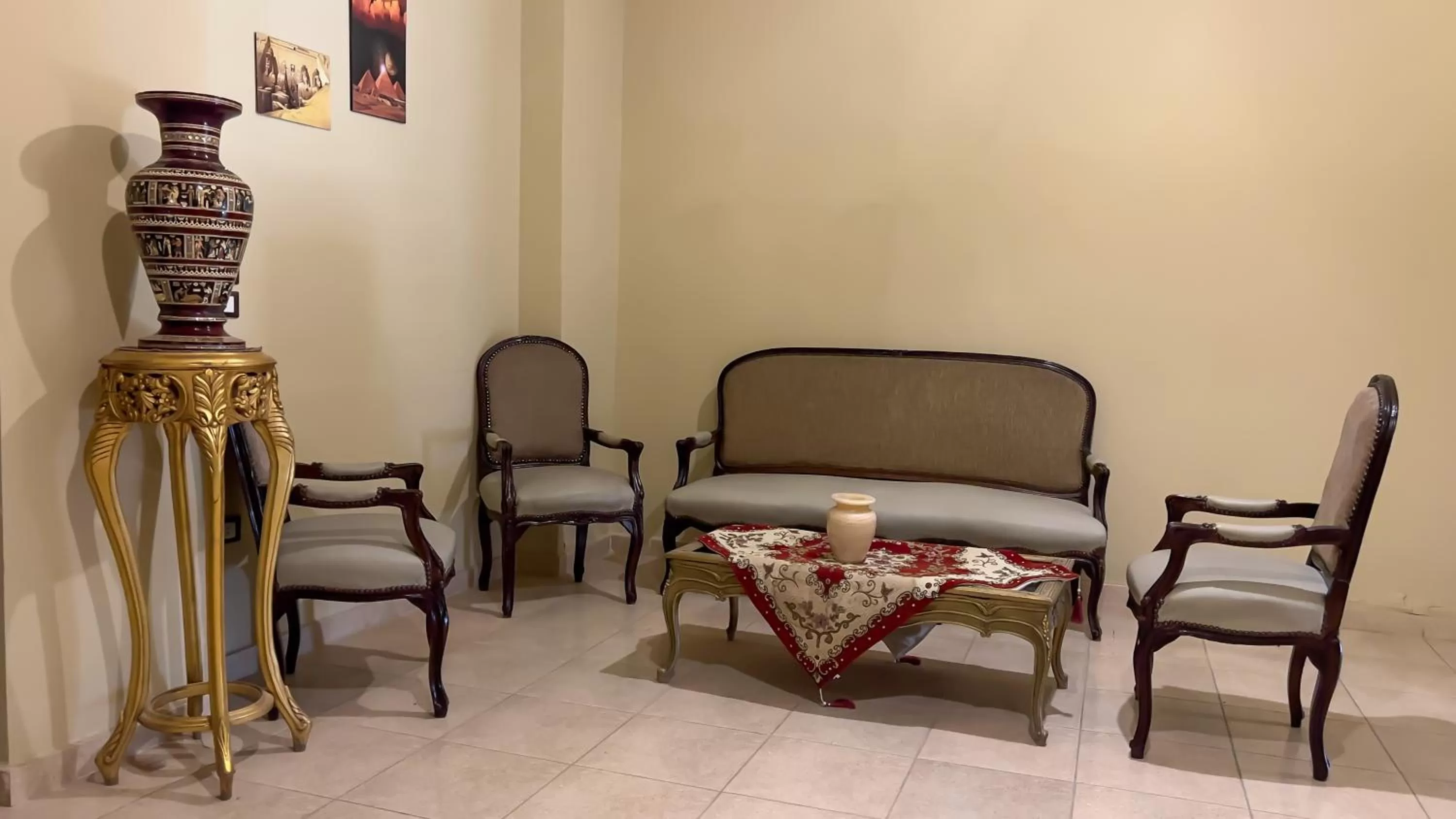 Seating Area in King Cheops Inn - Pyramid View