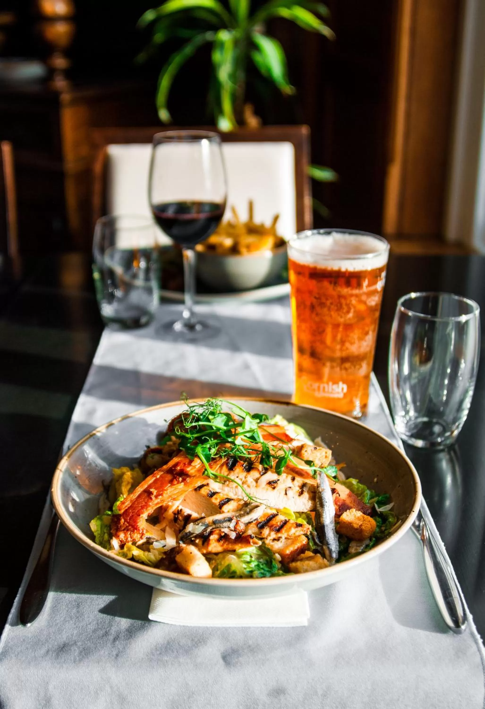 Restaurant/places to eat in Trenython Manor Resort