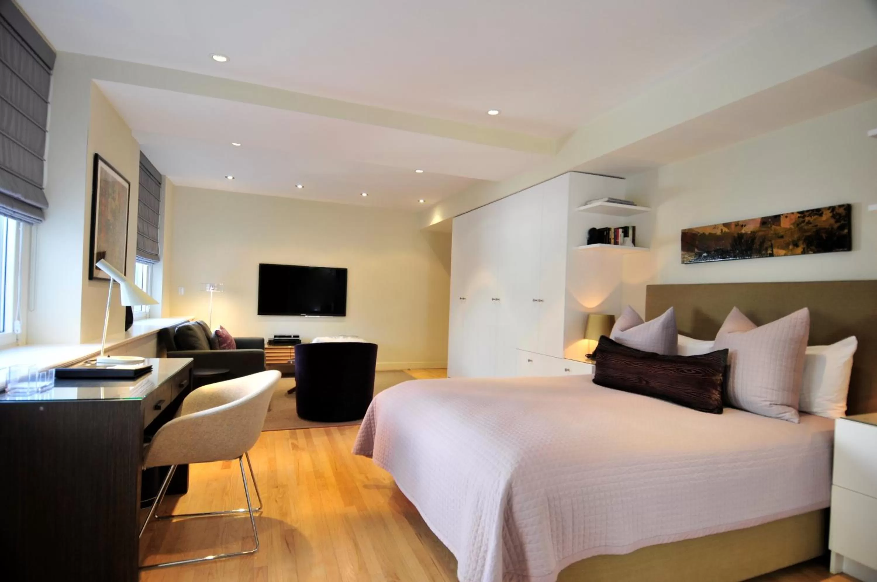 Living room, Bed in Lombardy Hotel